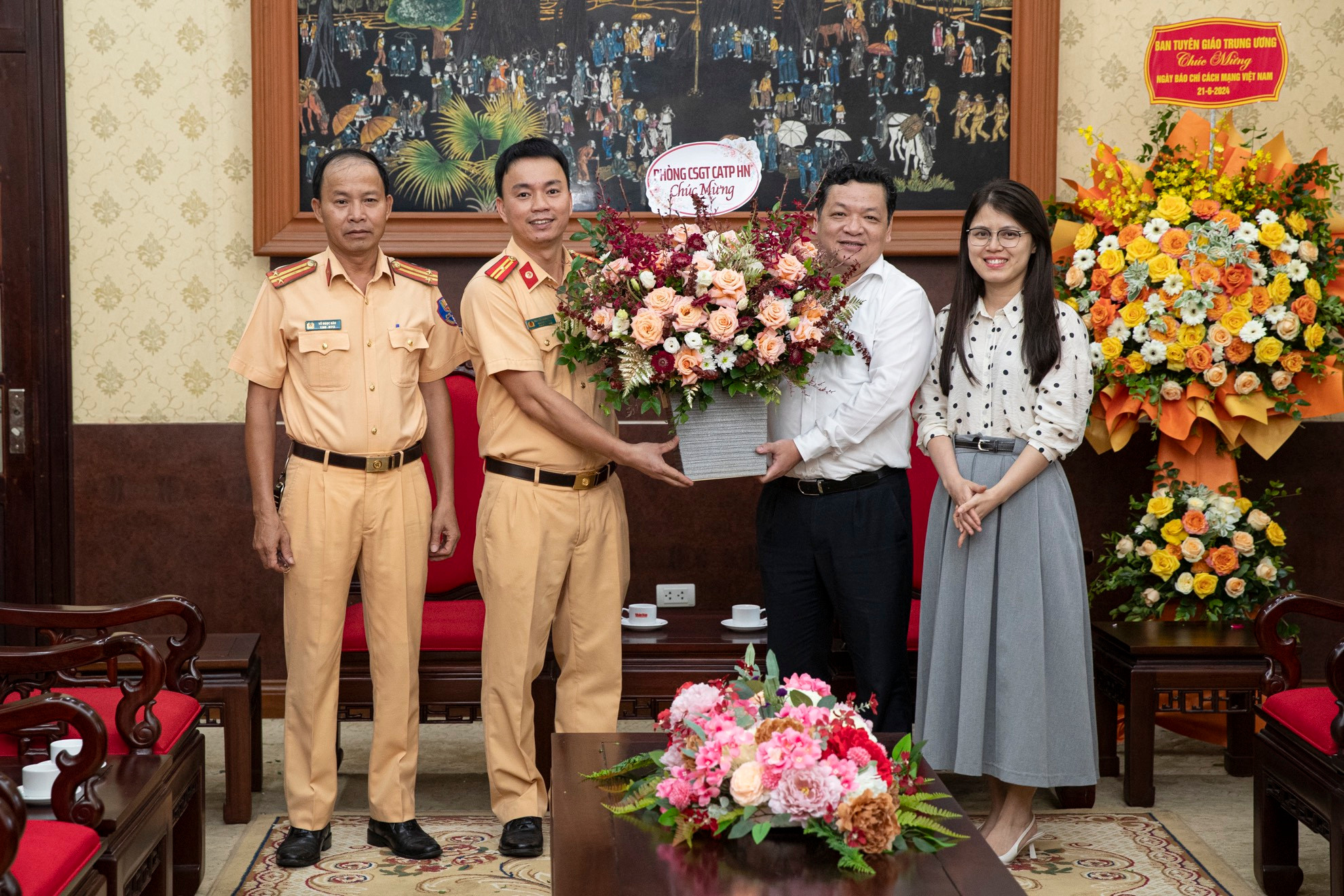 Cán bộ, nhân viên Báo Nhân Dân nhận hoa chúc mừng của Đội Cảnh sát giao thông số 1 thuộc Phòng Cảnh sát giao thông Hà Nội.