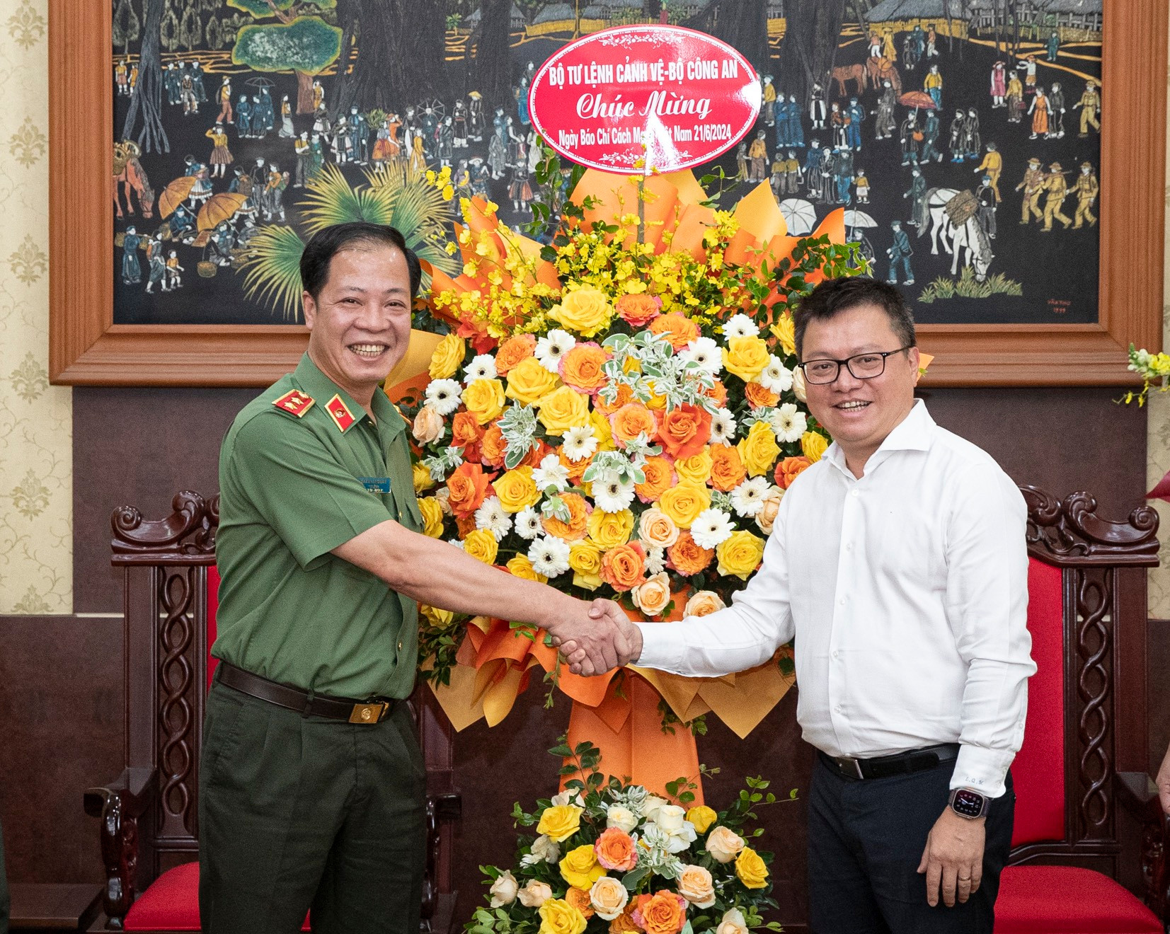 Tổng Biên tập Báo Nhân Dân Lê Quốc Minh tiếp Trung tướng Trần Hải Quân, Tư lệnh Bộ Tư lệnh Cảnh vệ.