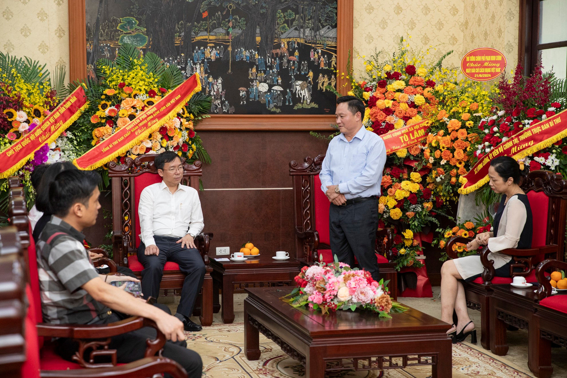 Phó Tổng Biên tập Phan Văn Hùng bày tỏ xúc động trước tình cảm tốt đẹp lãnh đạo, cán bộ và nhân viên Văn phòng Trung ương Đảng dành cho Báo Nhân Dân. (Ảnh: SƠN TÙNG)