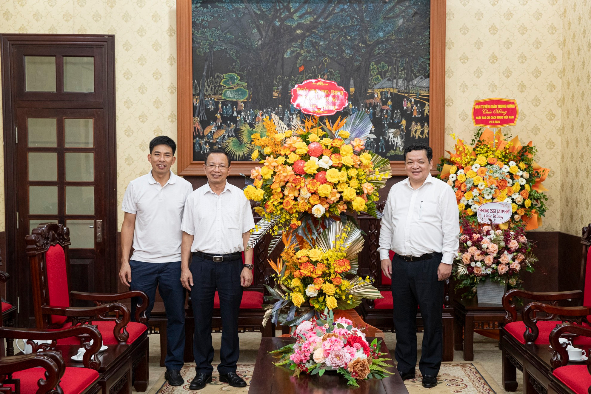 Đoàn đại biểu Bắc Giang do đồng chí Ngô Đình Tiến, Phó Giám đốc Sở Thông tin và Truyền thông Bắc Giang dẫn đầu cảm ơn Báo Nhân Dân đã luôn đồng hành, cổ vũ sự phát triển của địa phương.