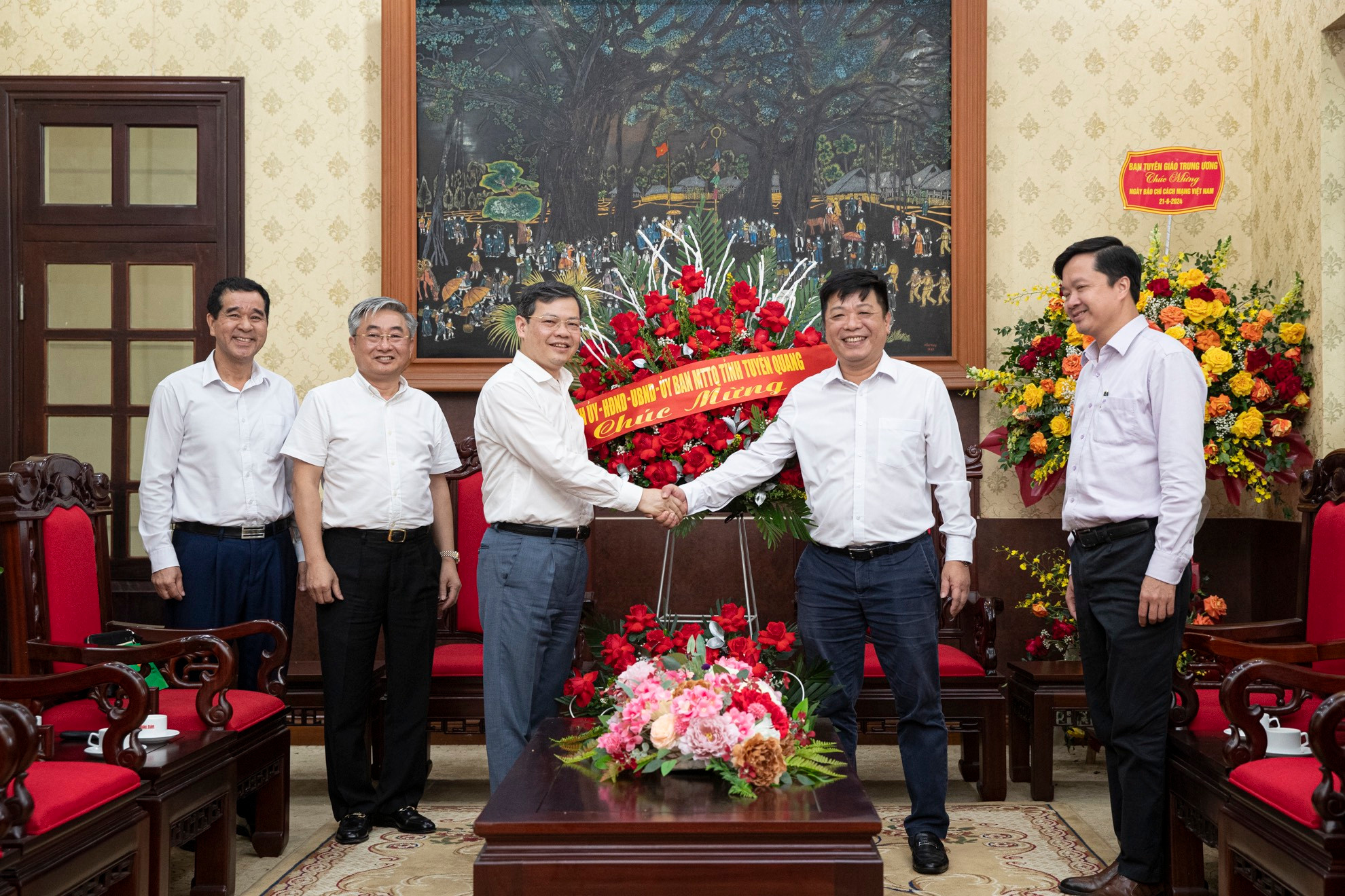 Đồng chí Quế Đình Nguyên, Phó Tổng Biên tập Báo Nhân Dân bắt tay đồng chí Nguyễn Văn Sơn, Phó Bí thư Tỉnh ủy, Chủ tịch Ủy ban nhân dân tỉnh Tuyên Quang. Cảm ơn sự hỗ trợ và đồng hành của Báo Nhân Dân, đồng chí Nguyễn Văn Sơn khẳng định Báo Nhân Dân là người bạn thân thiết của nhân dân Tuyên Quang từ trong thời kỳ kháng chiến.