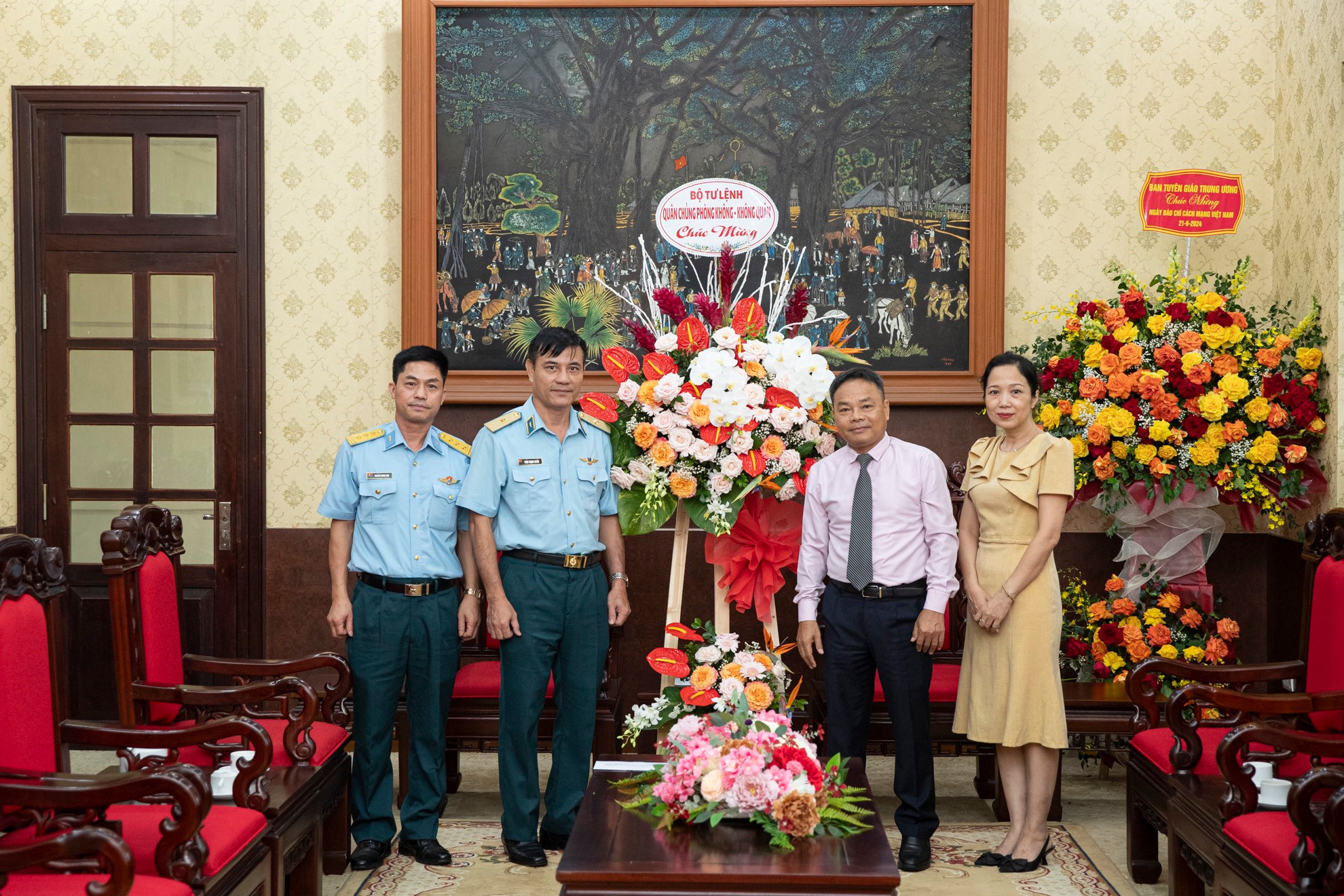 Thiếu tướng Trần Trọng Tuyến, Bí thư Đảng ủy Cục Chính trị, Phó Chủ nhiệm Chính trị Quân chủng Phòng quân-không quân dẫn đầu Đoàn đại biểu Bộ Tư lệnh Quân chủng Phòng không-không quân tới chúc mừng Báo Nhân Dân.