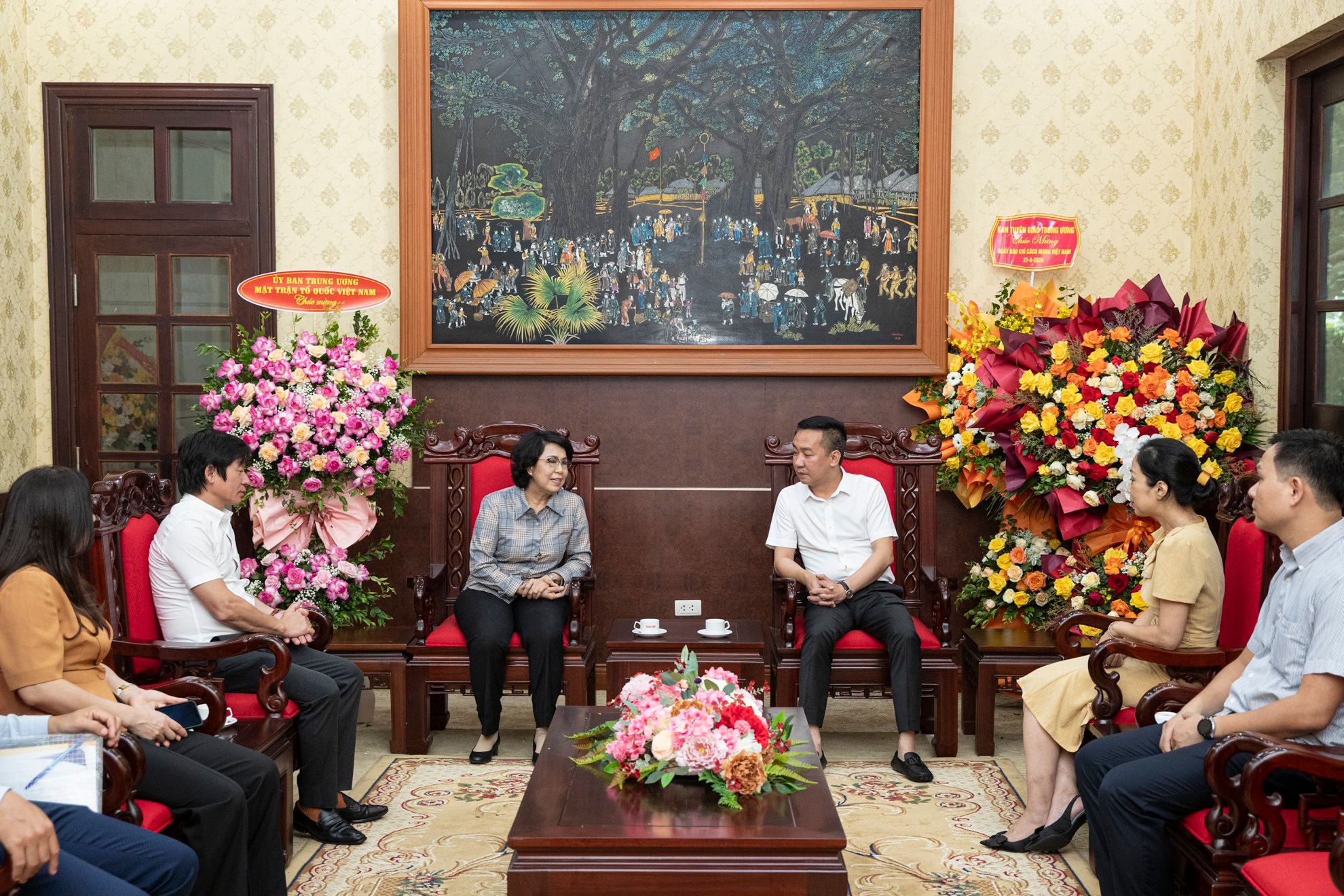 Đồng chí Vũ Hoàng Vĩnh, Chánh Văn phòng Báo Nhân Dân cảm ơn sự quan tâm và hợp tác hiệu quả Ủy ban Trung ương Mặt trận Tổ quốc Việt Nam dành cho cơ quan báo Đảng. Đồng chí mong muốn mối quan hệ tốt đẹp giữa hai đơn vị sẽ tiếp tục phát triển tốt đẹp và khăng khít hơn nữa trong thời gian tới.