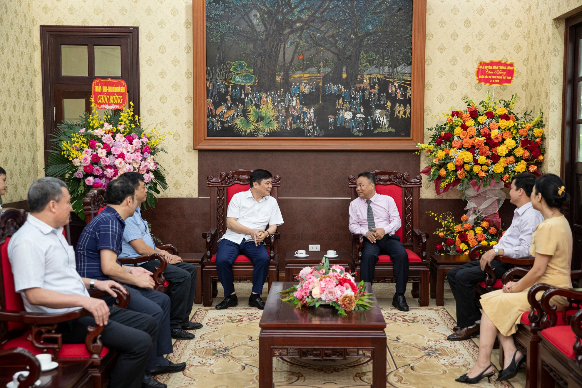 Đồng chí Phạm Văn Nghiêm, Phó Chủ tịch Ủy ban nhân dân tỉnh Thái Bình chúc mừng tập thể lãnh đạo, cán bộ, phóng viên, biên tập viên của Báo Nhân Dân.