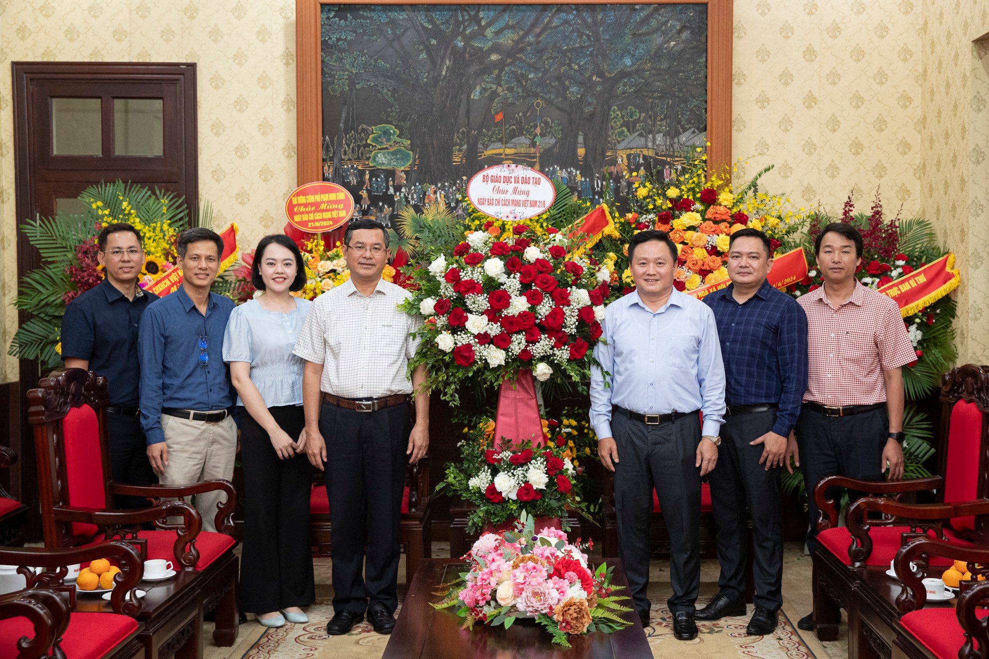 Thứ trưởng Giáo dục và Đào tạo Nguyễn Văn Phúc cùng Đoàn đại biểu Bộ Giáo dục và Đào tạo chụp ảnh lưu niệm cùng cán bộ, nhân viên Báo Nhân Dân. (Ảnh: SƠN TÙNG)