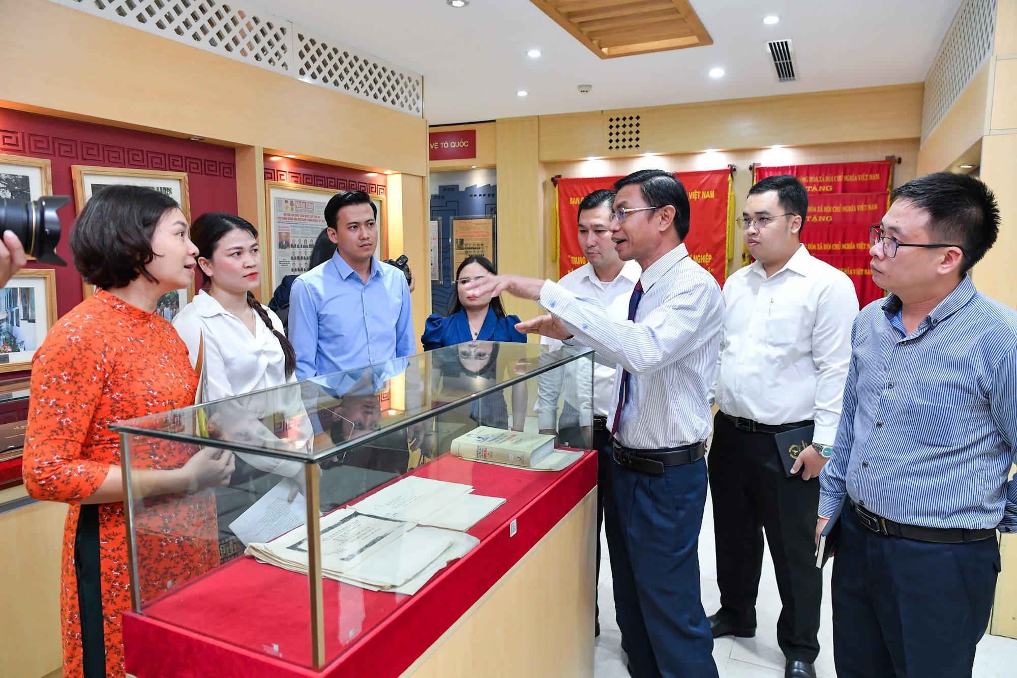Đoàn công tác Báo Pasaxon tham quan Nhà Truyền thống Báo Nhân Dân. (Ảnh: THÀNH ĐẠT)