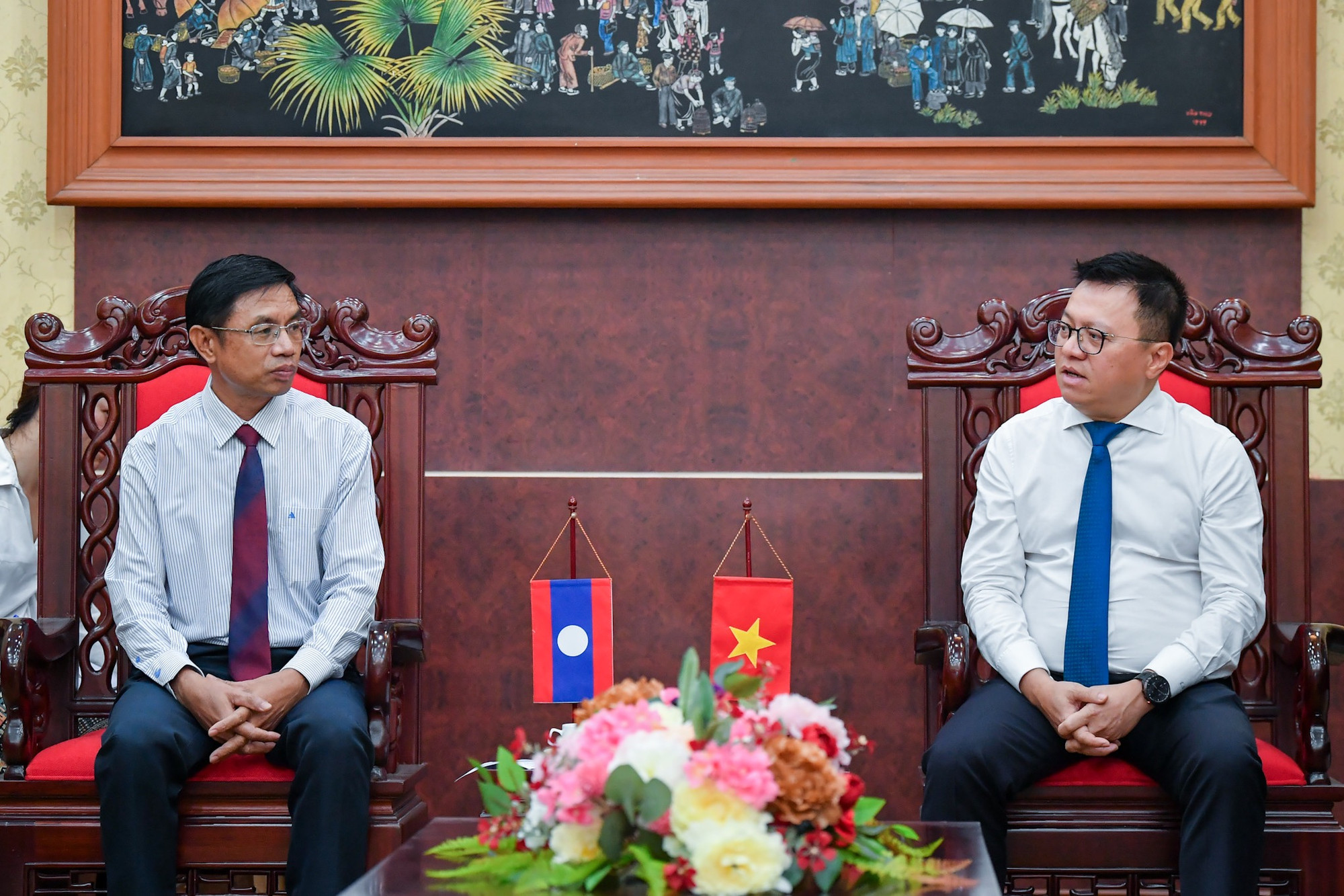 Tổng Biên tập Báo Nhân Dân Lê Quốc Minh tiếp Đoàn đại biểu Báo Pasaxon do Phó Tổng Biên tập Syvanh Homsayadeth làm Trưởng đoàn. (Ảnh: THÀNH ĐẠT)