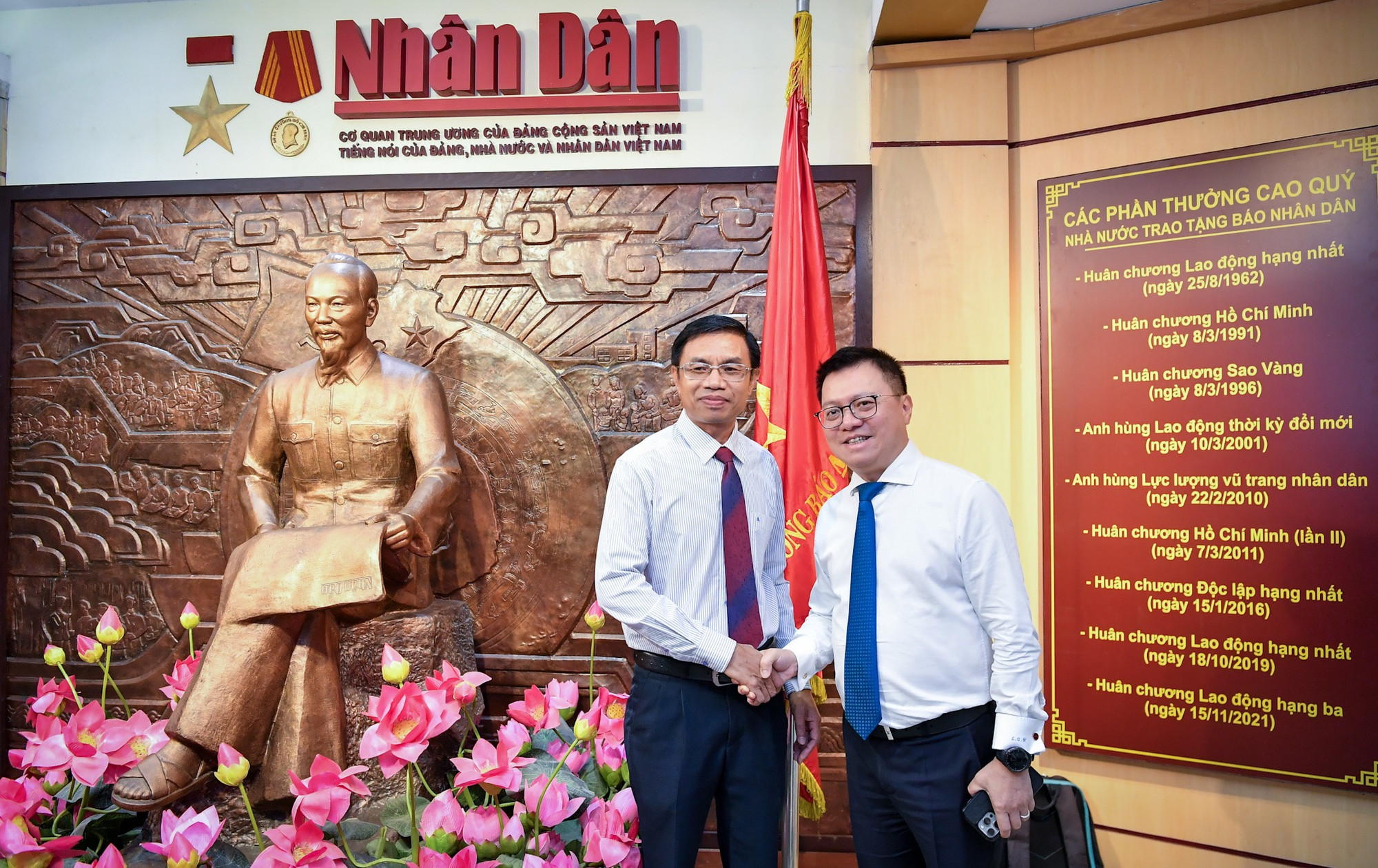 Tổng Biên tập Báo Nhân Dân và Phó Tổng Biên tập Báo Pasaxon Syvanh Homsayadeth tại Nhà Truyền thống Báo Nhân Dân. (Ảnh: THÀNH ĐẠT)