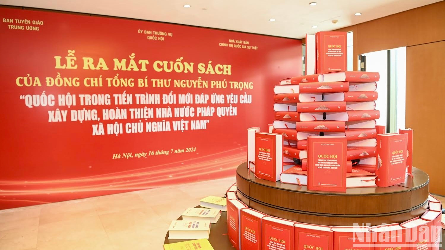 Cuốn sách “Quốc hội trong tiến trình đổi mới đáp ứng yêu cầu xây dựng, hoàn thiện Nhà nước pháp quyền xã hội chủ nghĩa Việt Nam” của Tổng Bí thư Nguyễn Phú Trọng do Đảng đoàn Quốc hội phối hợp với Nhà xuất bản Chính trị quốc gia Sự thật và các cơ quan liên quan tổ chức xuất bản.