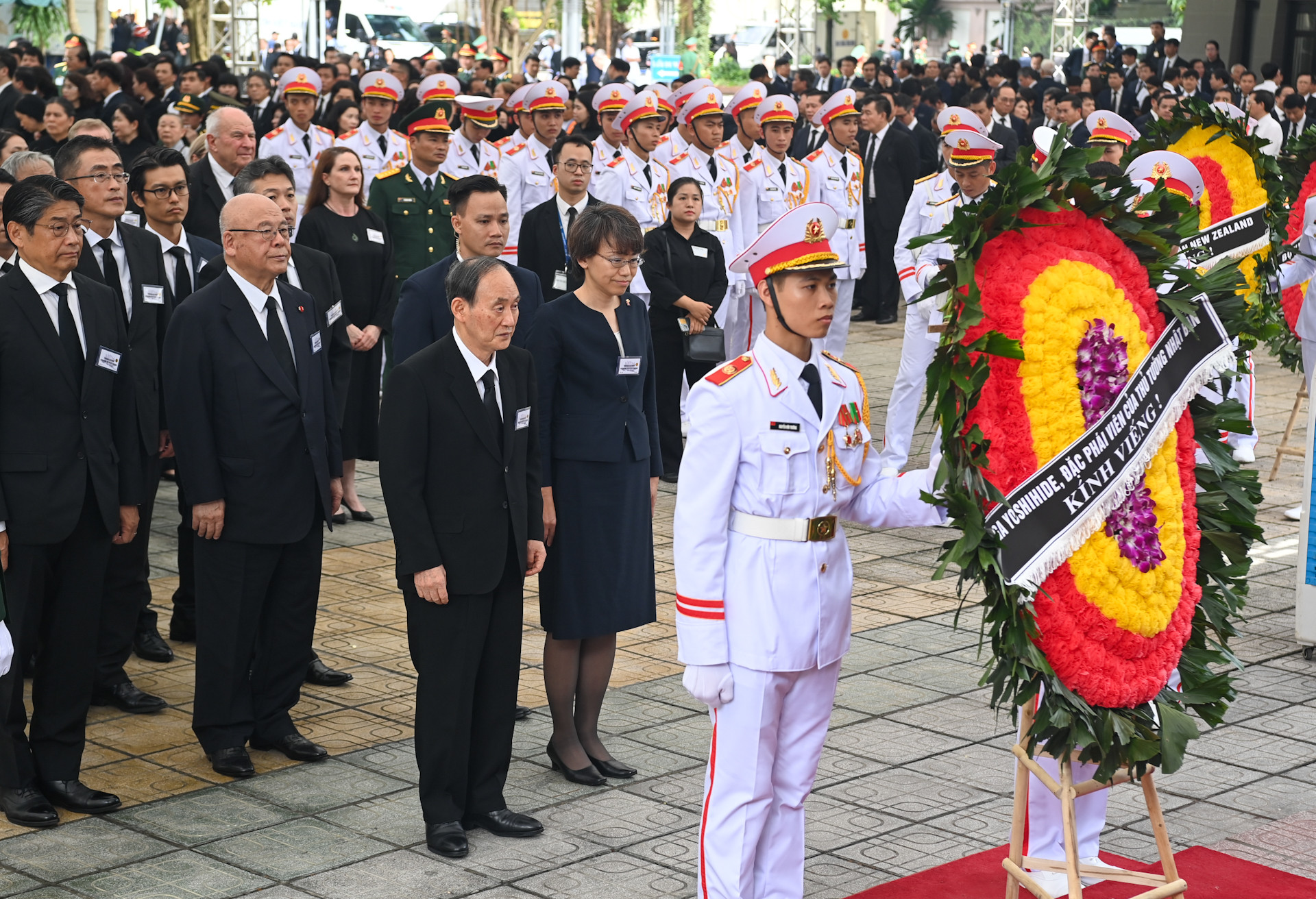 Đoàn Nhật Bản do cựu Thủ tướng Suga Yoshihide, Đặc phái viên của Thủ tướng dẫn đầu vào viếng Tổng Bí thư Nguyễn Phú Trọng. Đoàn Nhật Bản do cựu Thủ tướng Suga Yoshihide, Đặc phái viên của Thủ tướng dẫn đầu vào viếng Tổng Bí thư Nguyễn Phú Trọng.