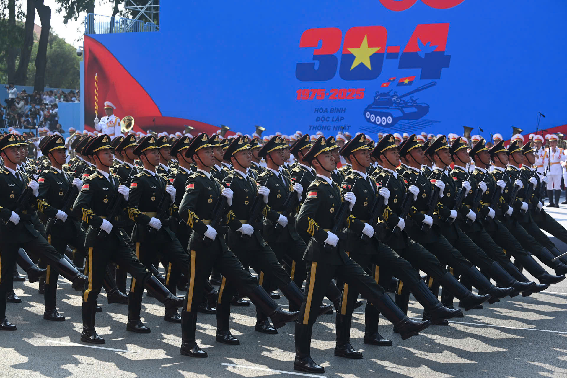 Khối Đoàn Nghi lễ Danh dự Quân Giải phóng nhân dân Trung Quốc tham gia diễu binh, diễu hành. Khối Đoàn Nghi lễ Danh dự Quân Giải phóng nhân dân Trung Quốc tham gia diễu binh, diễu hành.