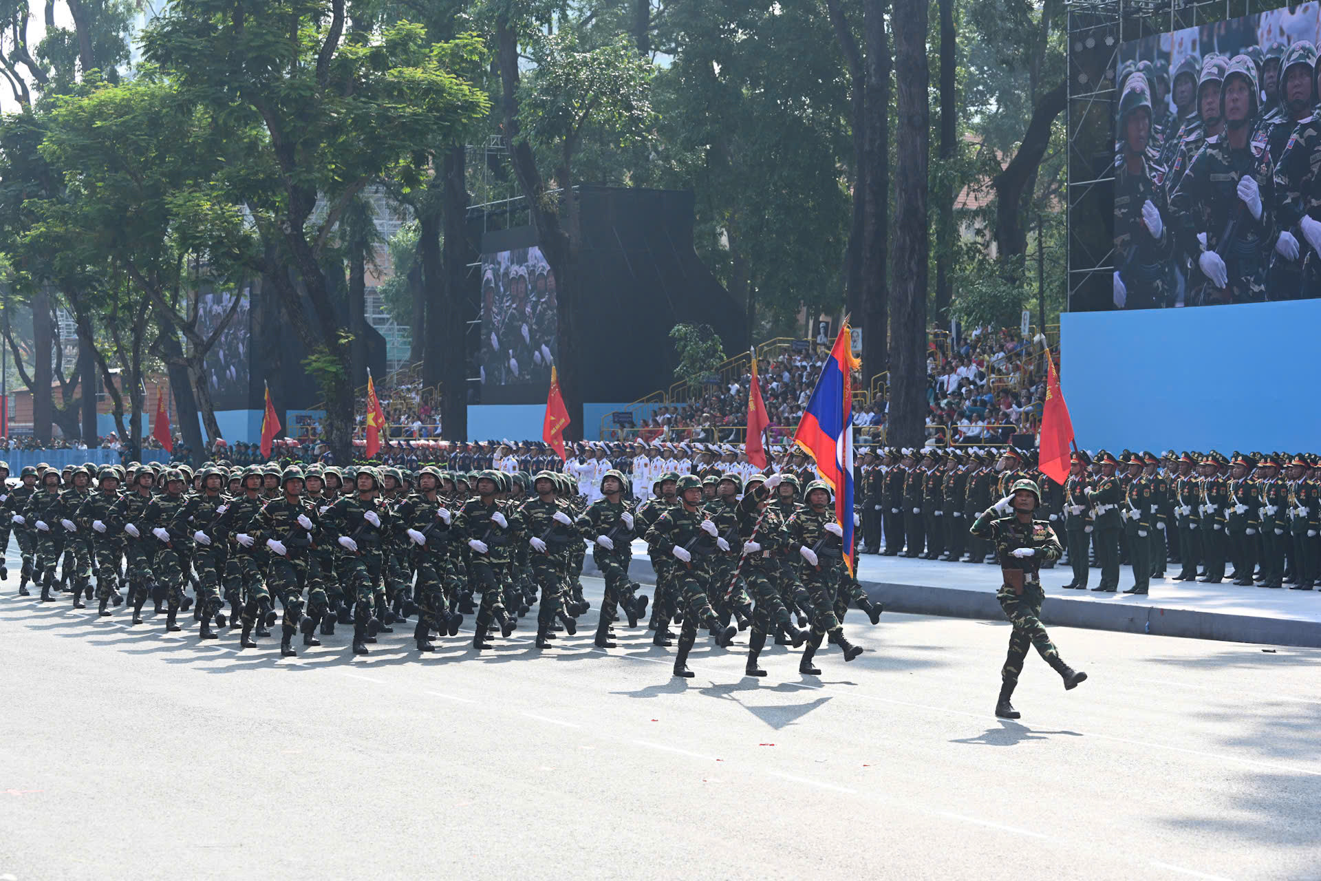 Khối Quân đội nhân dân Lào tham gia diễu binh, diễu hành. Khối Quân đội nhân dân Lào tham gia diễu binh, diễu hành.