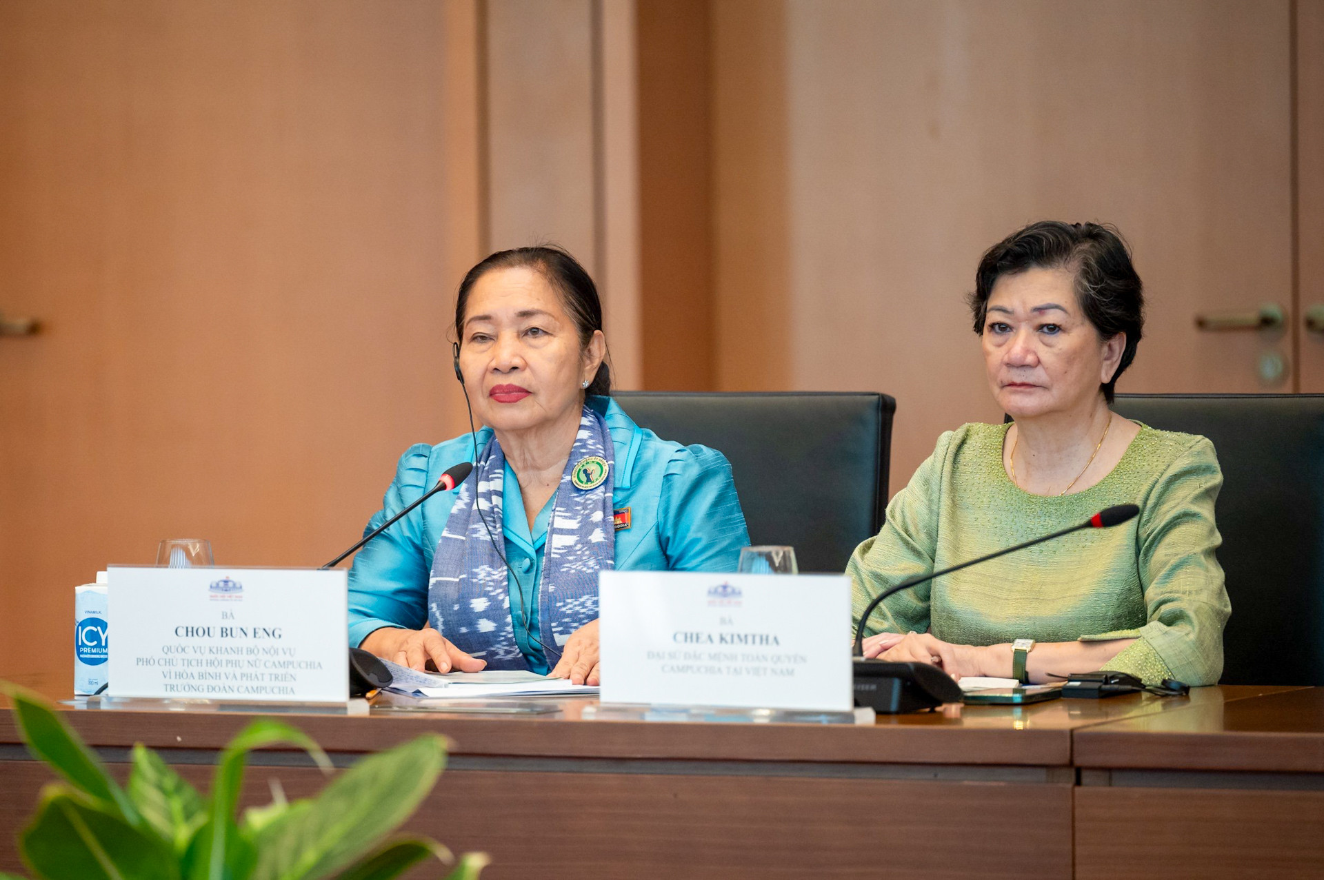 Phó Chủ tịch Hội Phụ nữ Campuchia vì Hòa bình và Phát triển Chau Bun Eng phát biểu tại cuộc tiếp.