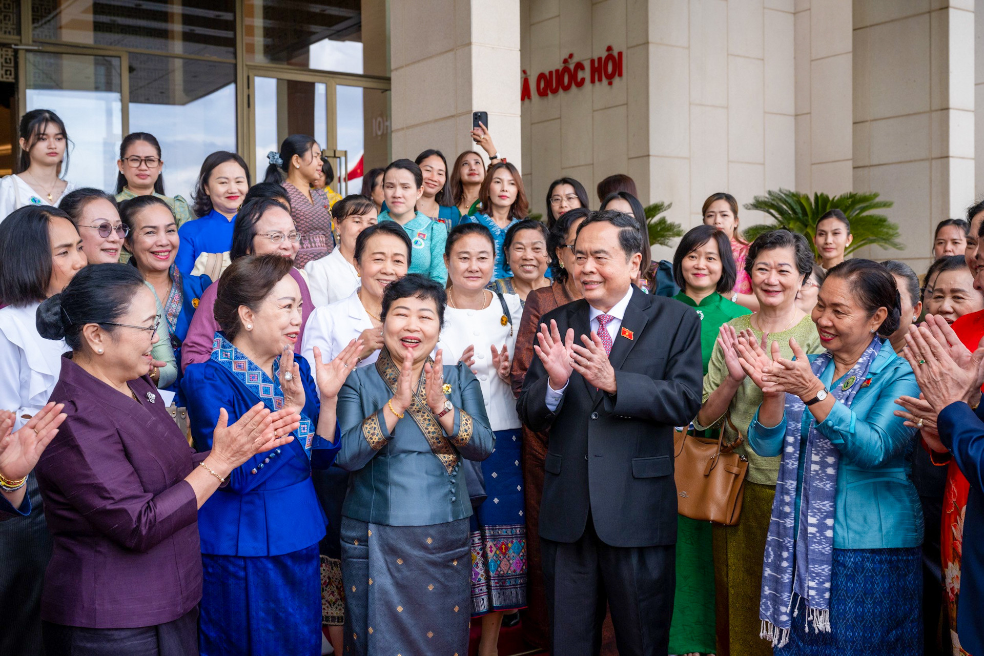 Chủ tịch Quốc hội Trần Thanh Mẫn với các đại biểu Hội phụ nữ và nữ doanh nhân Lào và Campuchia.