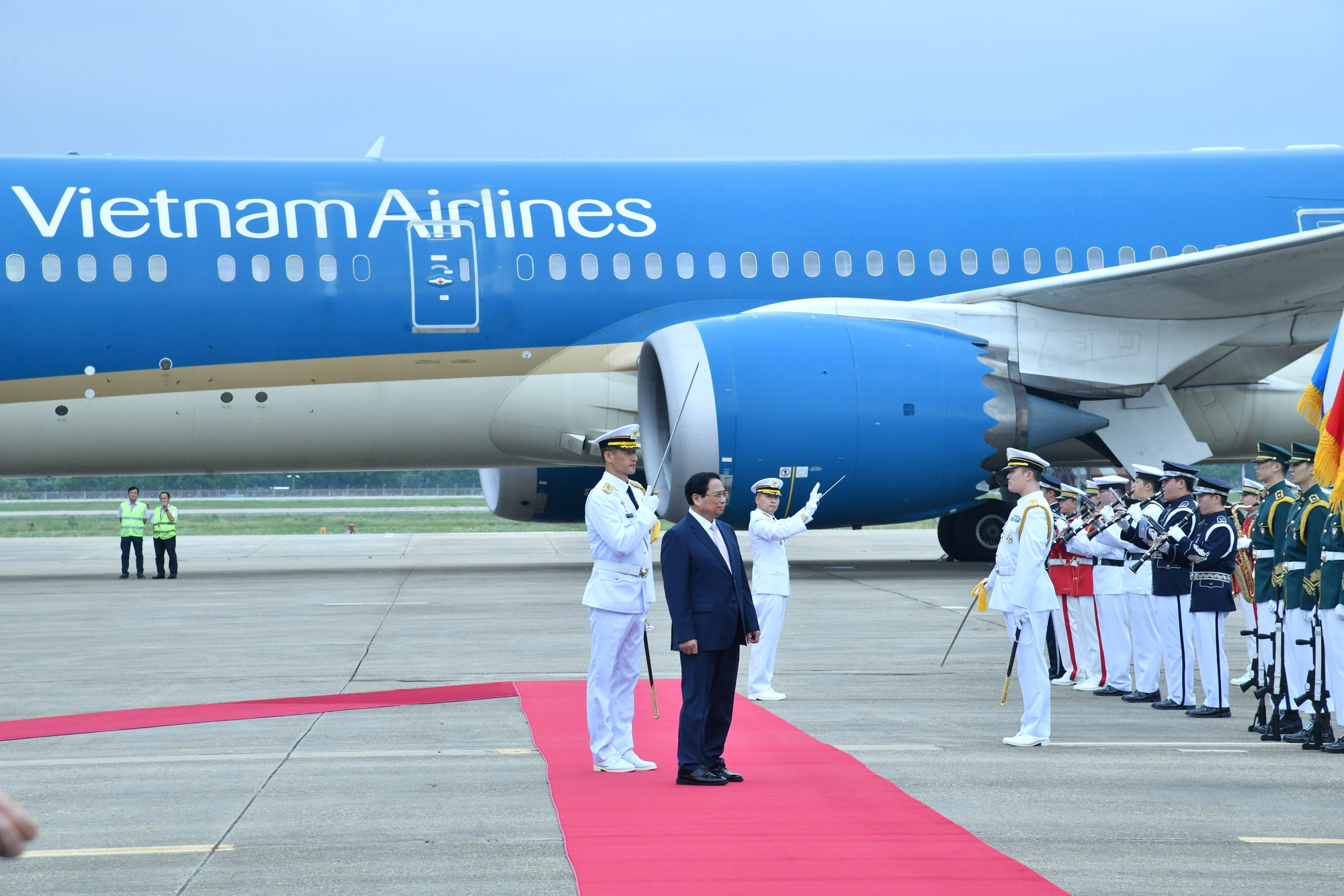 Thủ tướng Phạm Minh Chính duyệt đội danh dự Quân đội Hàn Quốc tại Lễ đón chính thức.