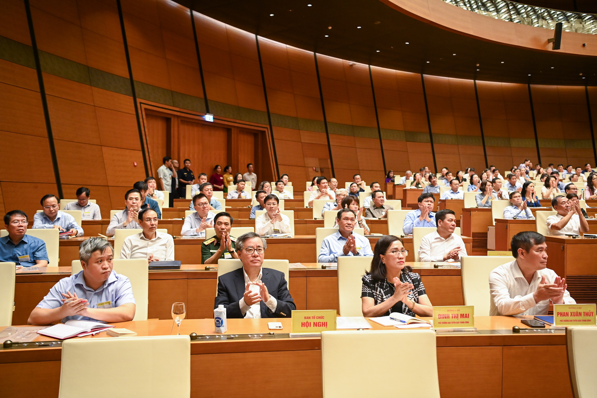 Các đại biểu tham dự hội nghị tại Hội trường Diên Hồng.