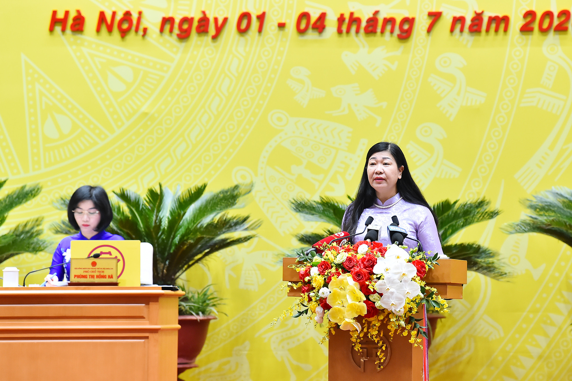 Chủ tịch Ủy ban Mặt trận Tổ quốc Việt Nam thành phố Hà Nội Nguyễn Lan Hương trình bày tóm tắt về công tác tham gia xây dựng chính quyền 6 tháng đầu năm, nhiệm vụ 6 tháng cuối năm 2024; những kiến nghị với HĐND và UBND thành phố. Chủ tịch Ủy ban Mặt trận Tổ quốc Việt Nam thành phố Hà Nội Nguyễn Lan Hương trình bày tóm tắt về công tác tham gia xây dựng chính quyền 6 tháng đầu năm, nhiệm vụ 6 tháng cuối năm 2024; những kiến nghị với HĐND và UBND thành phố.