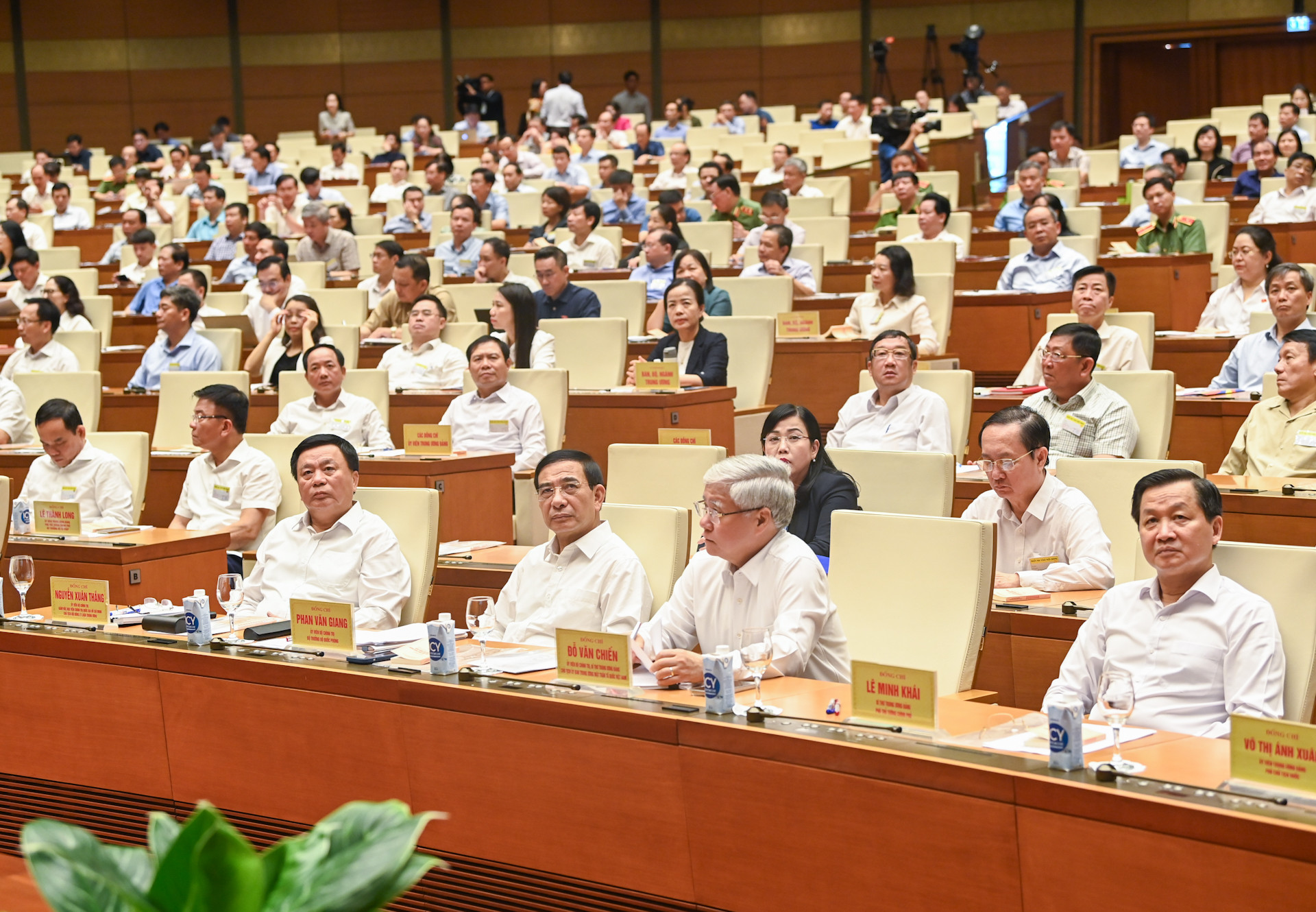 Các đồng chí Ủy viên Bộ Chính trị, Ủy viên Ban Bí thư dự hội nghị.