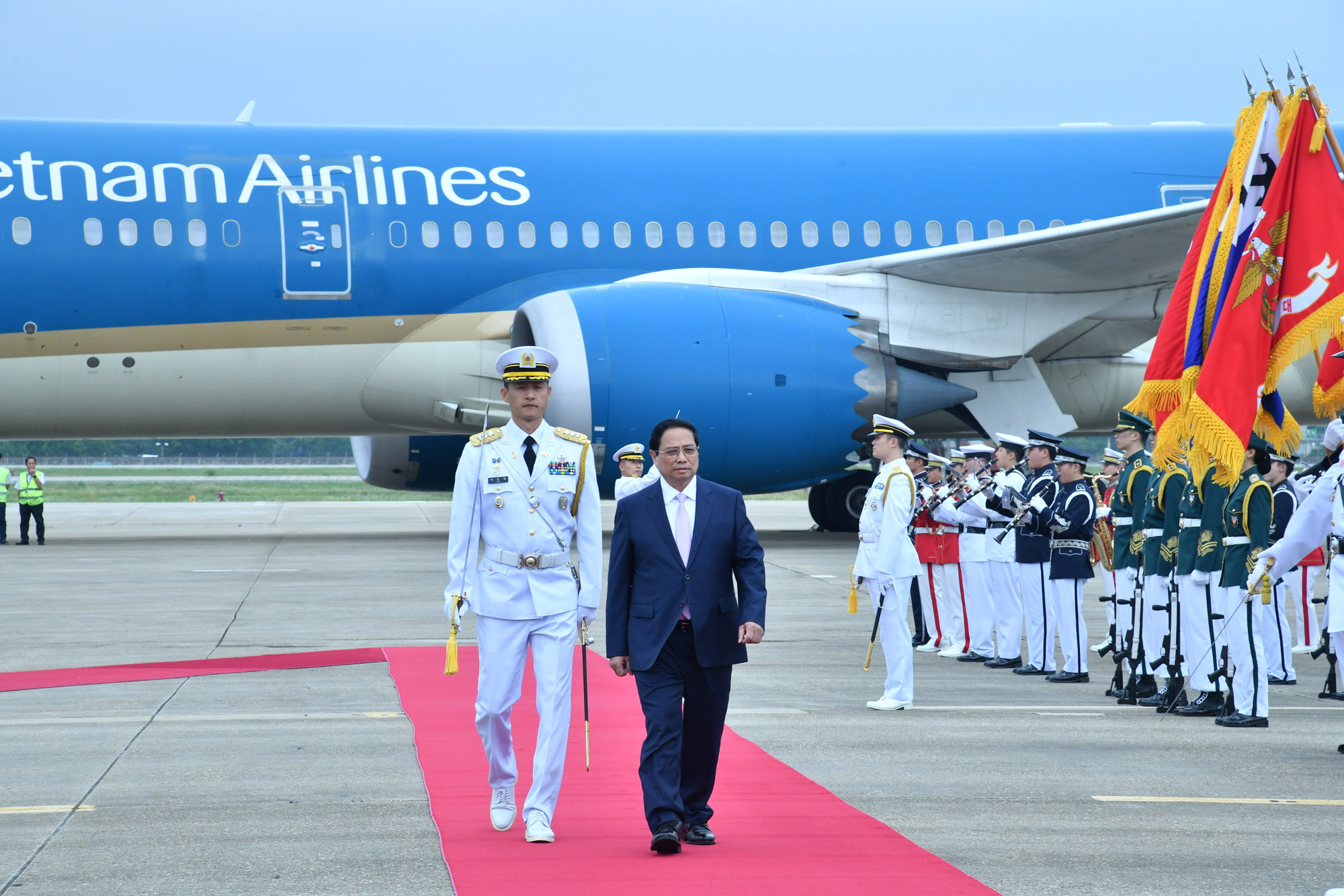 Thủ tướng Phạm Minh Chính duyệt Đội danh dự Quân đội Hàn Quốc tại Lễ đón chính thức.