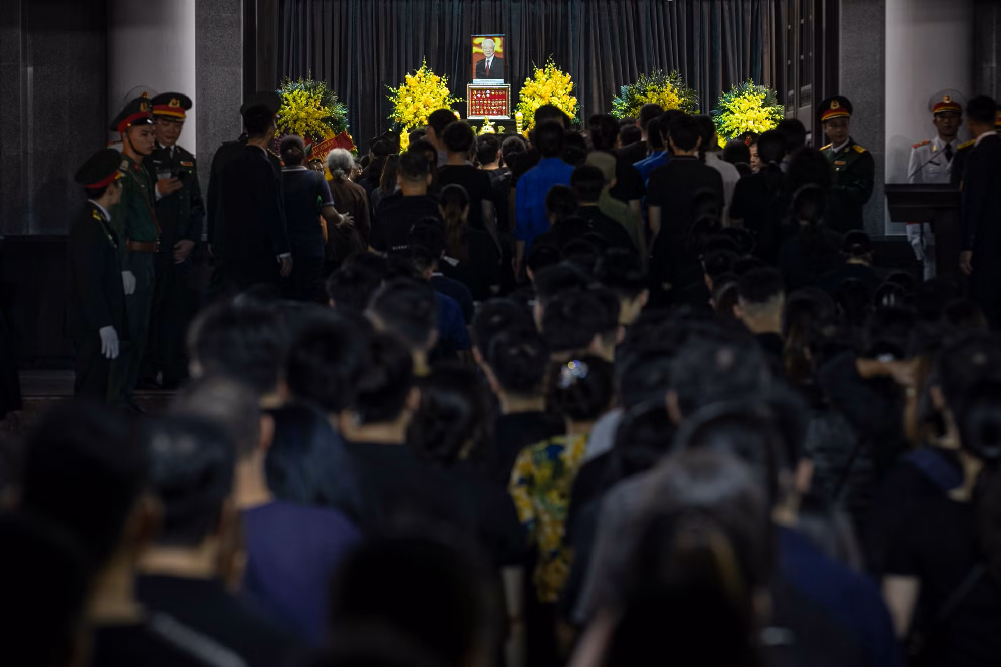 Gần 22 giờ, dòng người vào viếng Tổng Bí thư Nguyễn Phú Trọng càng lúc càng đông hơn.