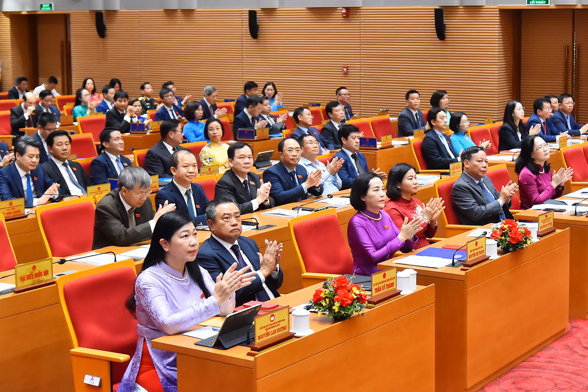 Phó Chủ tịch Quốc hội Nguyễn Thị Thanh cùng các đồng chí lãnh đạo thành phố Hà Nội và đại biểu tham dự phiên khai mạc.