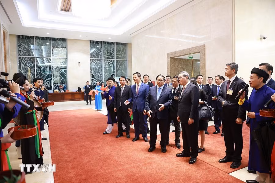 Các liền anh, liền chị Quan họ Bắc Ninh hát chào đón Thủ tướng Phạm Minh Chính và Thủ tướng Trung Quốc Lý Cường.