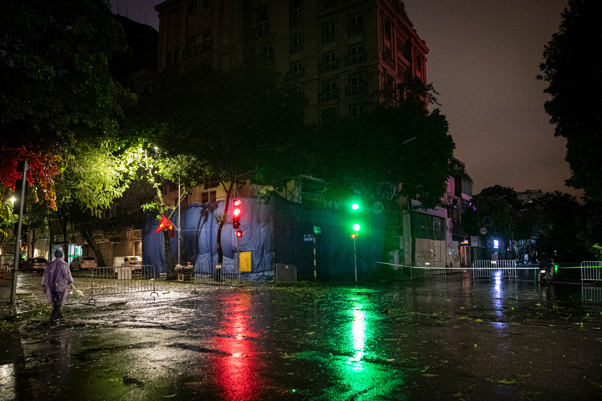 Lực lượng chức năng phải phong tỏa đường Hàng Bài từ nút giao Hàm Long đến nút giao Trần Hưng Đạo.