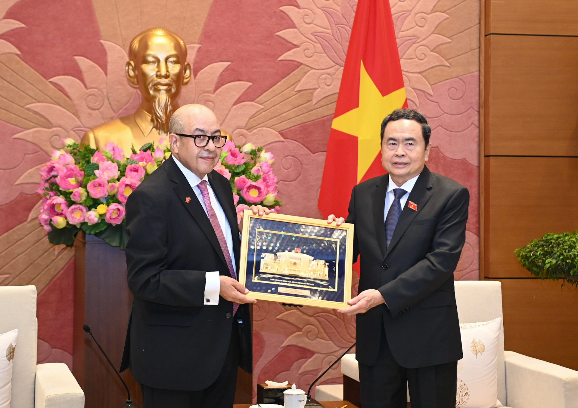 Chủ tịch Quốc hội Trần Thanh Mẫn tặng quà lưu niệm cho Tổng Thư ký Hạ viện Maroc Najib El Khadi. Chủ tịch Quốc hội Trần Thanh Mẫn tặng quà lưu niệm cho Tổng Thư ký Hạ viện Maroc Najib El Khadi.