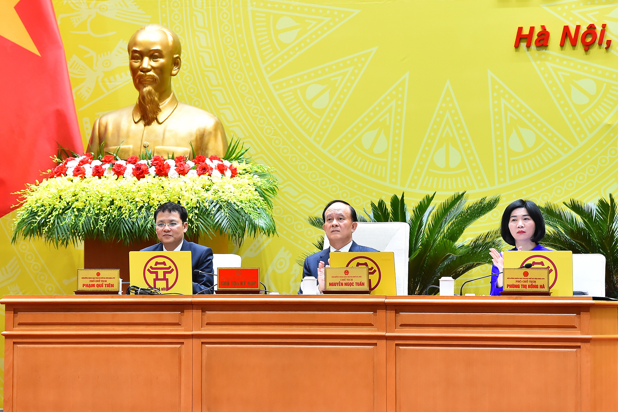 Chủ tịch HĐND thành phố Hà Nội Nguyễn Ngọc Tuấn và các Phó Chủ tịch HĐND thành phố điều hành phiên họp. Chủ tịch HĐND thành phố Hà Nội Nguyễn Ngọc Tuấn và các Phó Chủ tịch HĐND thành phố điều hành phiên họp.