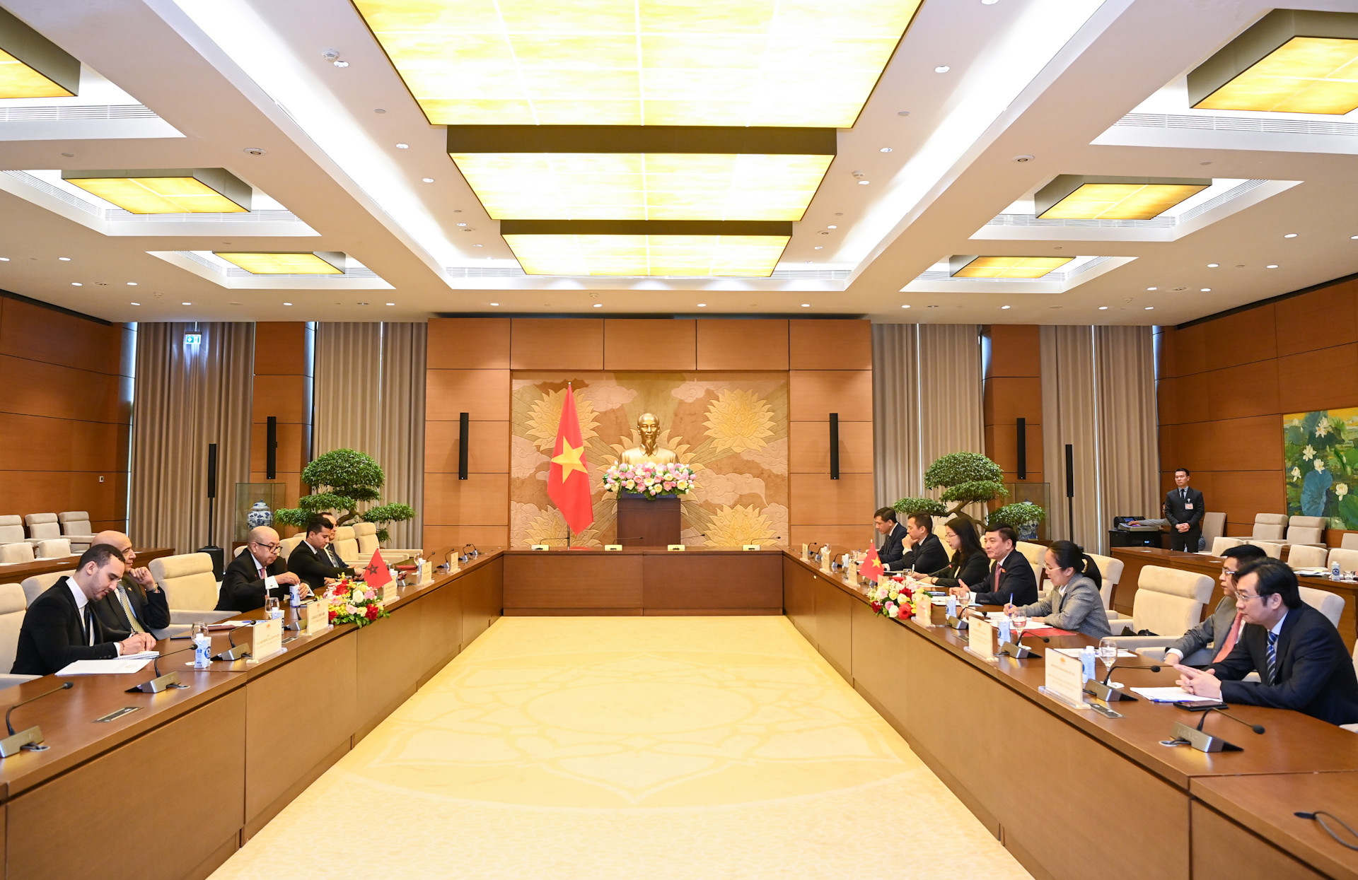 Sáng cùng ngày, Tổng Thư ký, Chủ nhiệm Văn phòng Quốc hội Bùi Văn Cường và các thành viên Ban Thư ký Quốc hội Việt Nam đã hội đàm với Tổng Thư ký Hạ viện Maroc Najib El Khadi và các thành viên Ban Thư ký Hạ viện Maroc. Sáng cùng ngày, Tổng Thư ký, Chủ nhiệm Văn phòng Quốc hội Bùi Văn Cường và các thành viên Ban Thư ký Quốc hội Việt Nam đã hội đàm với Tổng Thư ký Hạ viện Maroc Najib El Khadi và các thành viên Ban Thư ký Hạ viện Maroc.