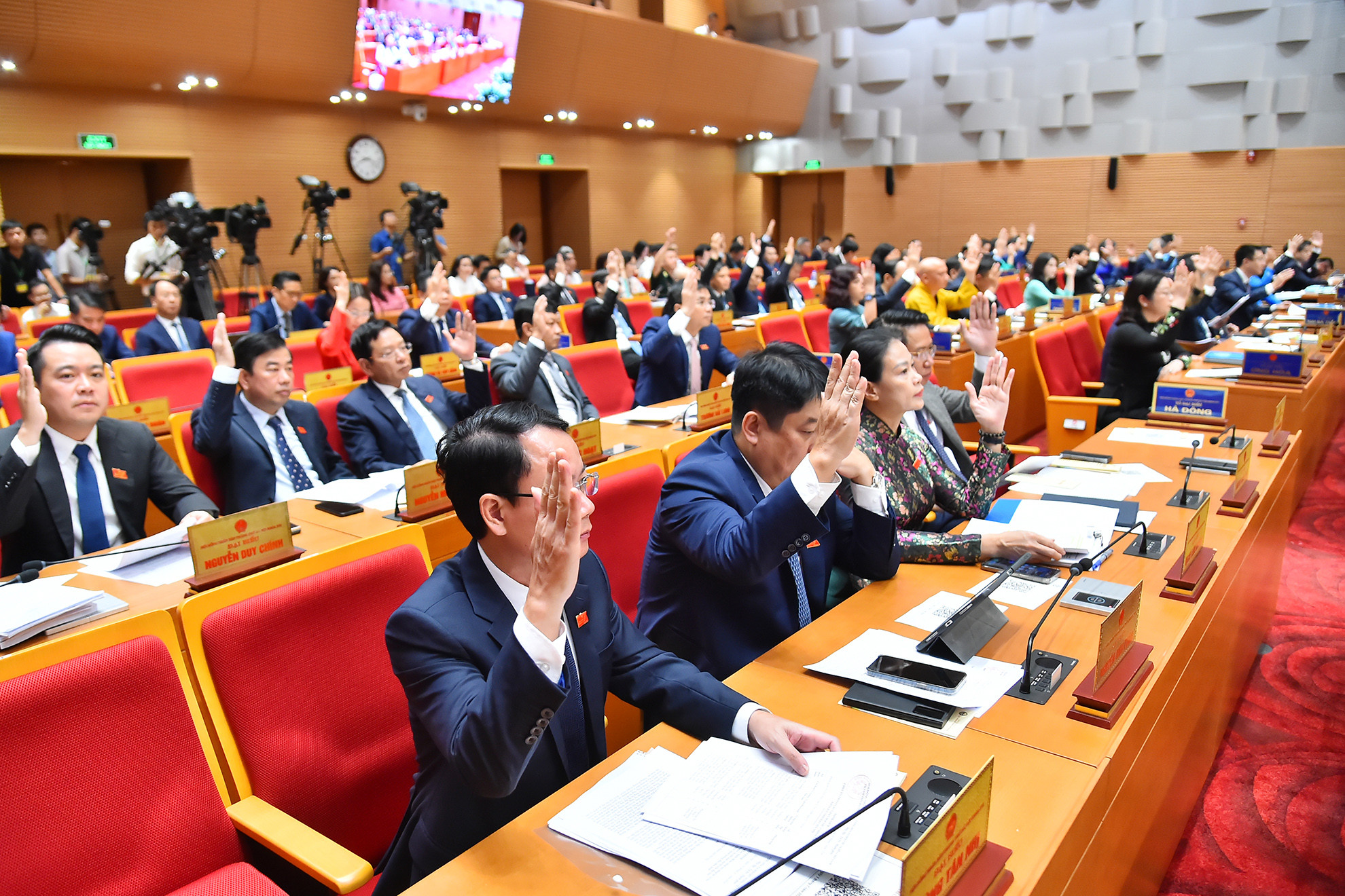 Các đại biểu HĐND thành phố Hà Nội biểu quyết thông qua chương trình Kỳ họp thứ 17. Các đại biểu HĐND thành phố Hà Nội biểu quyết thông qua chương trình Kỳ họp thứ 17.