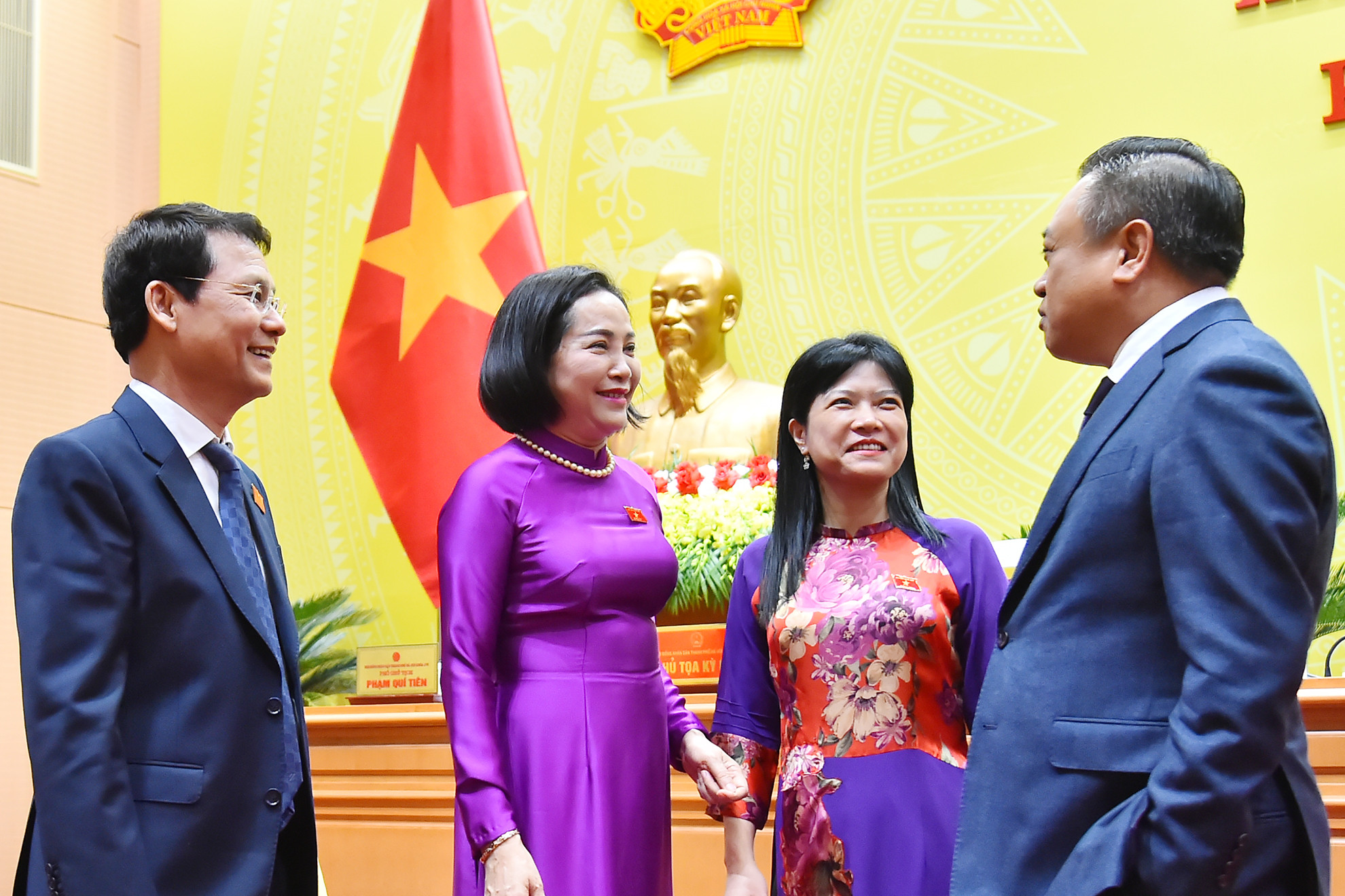 Phó Chủ tịch Quốc hội Nguyễn Thị Thanh, Chủ tịch UBND thành phố Hà Nội Trần Sỹ Thanh trao đổi với các đại biểu bên lề phiên khai mạc. Phó Chủ tịch Quốc hội Nguyễn Thị Thanh, Chủ tịch UBND thành phố Hà Nội Trần Sỹ Thanh trao đổi với các đại biểu bên lề phiên khai mạc.