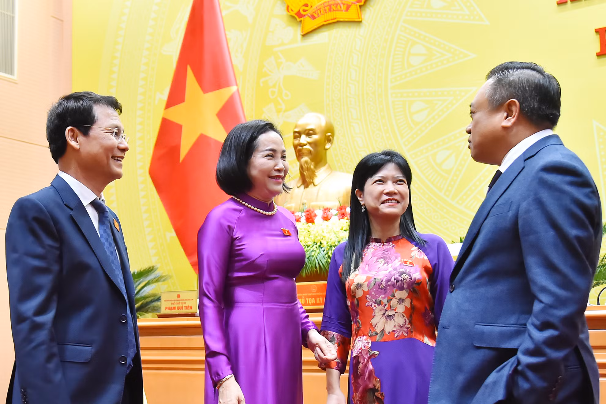 Phó Chủ tịch Quốc hội Nguyễn Thị Thanh, Chủ tịch UBND thành phố Hà Nội Trần Sỹ Thanh trao đổi với các đại biểu bên lề phiên khai mạc.