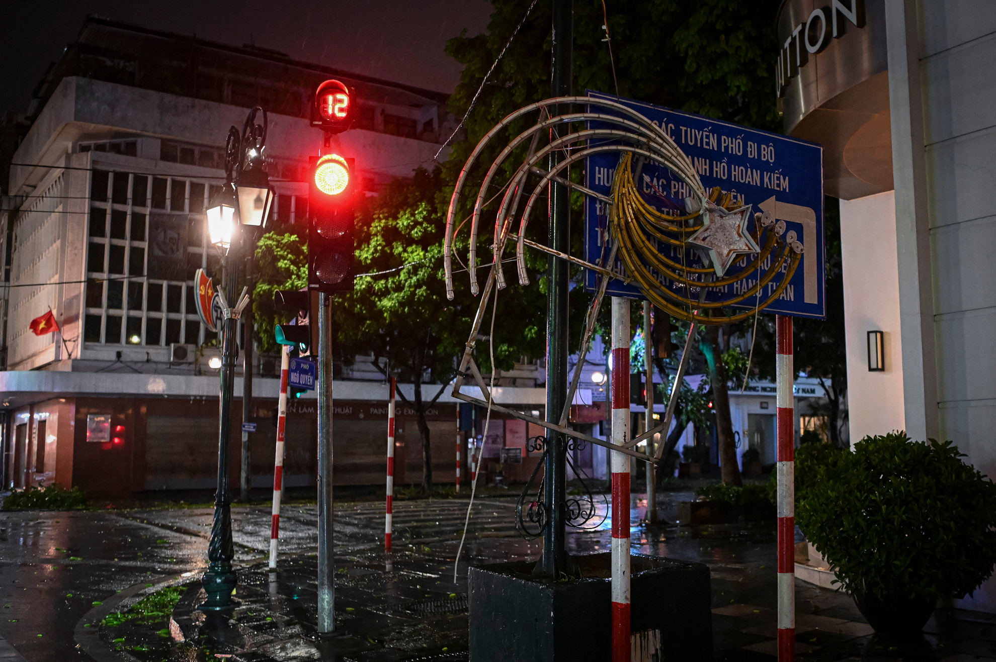 Nhiều bảng biển tại khu vực Tràng Tiền (quận Hoàn Kiếm) bị bão số 3 quật đổ.