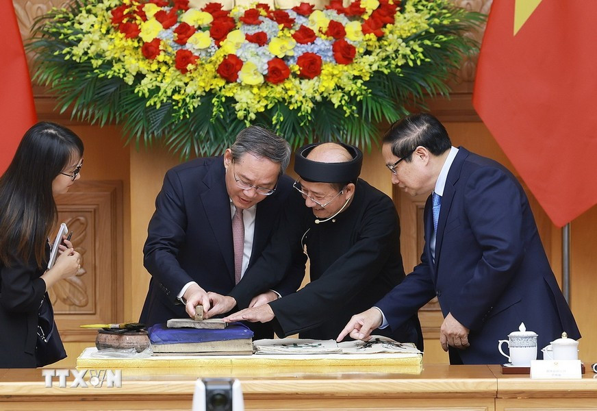 Thủ tướng Phạm Minh Chính và Thủ tướng Trung Quốc Lý Cường cùng làm tranh dân gian Đông Hồ.