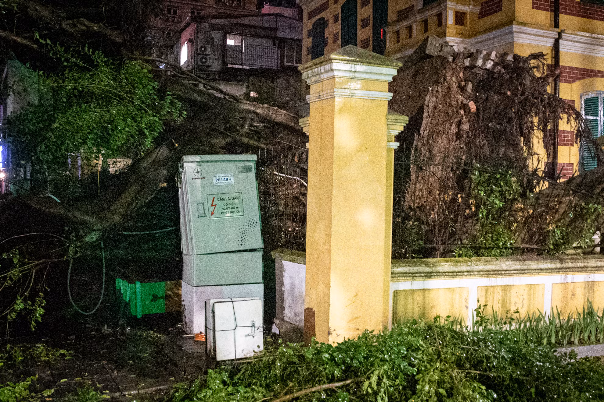 Biệt thự Pháp cổ tại 49 Trần Hưng Đạo (quận Hoàn Kiếm) bị cây đổ làm sập một mảng tường. Biệt thự Pháp cổ tại 49 Trần Hưng Đạo (quận Hoàn Kiếm) bị cây đổ làm sập một mảng tường.