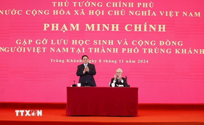 Thủ tướng Phạm Minh Chính tại cuộc gặp lưu học sinh và cộng đồng người Việt Nam tại thành phố Trùng Khánh, Trung Quốc. (Ảnh: TTXVN)