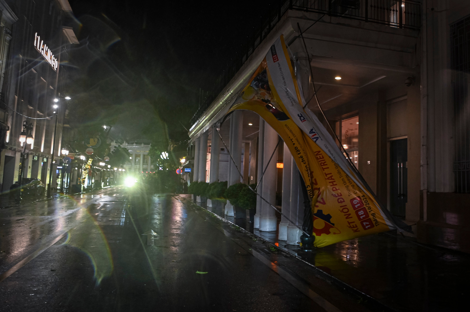 Khung bảng quảng cáo bị giật đổ trên đường Tràng Tiền gây nguy hiểm cho người đi đường.