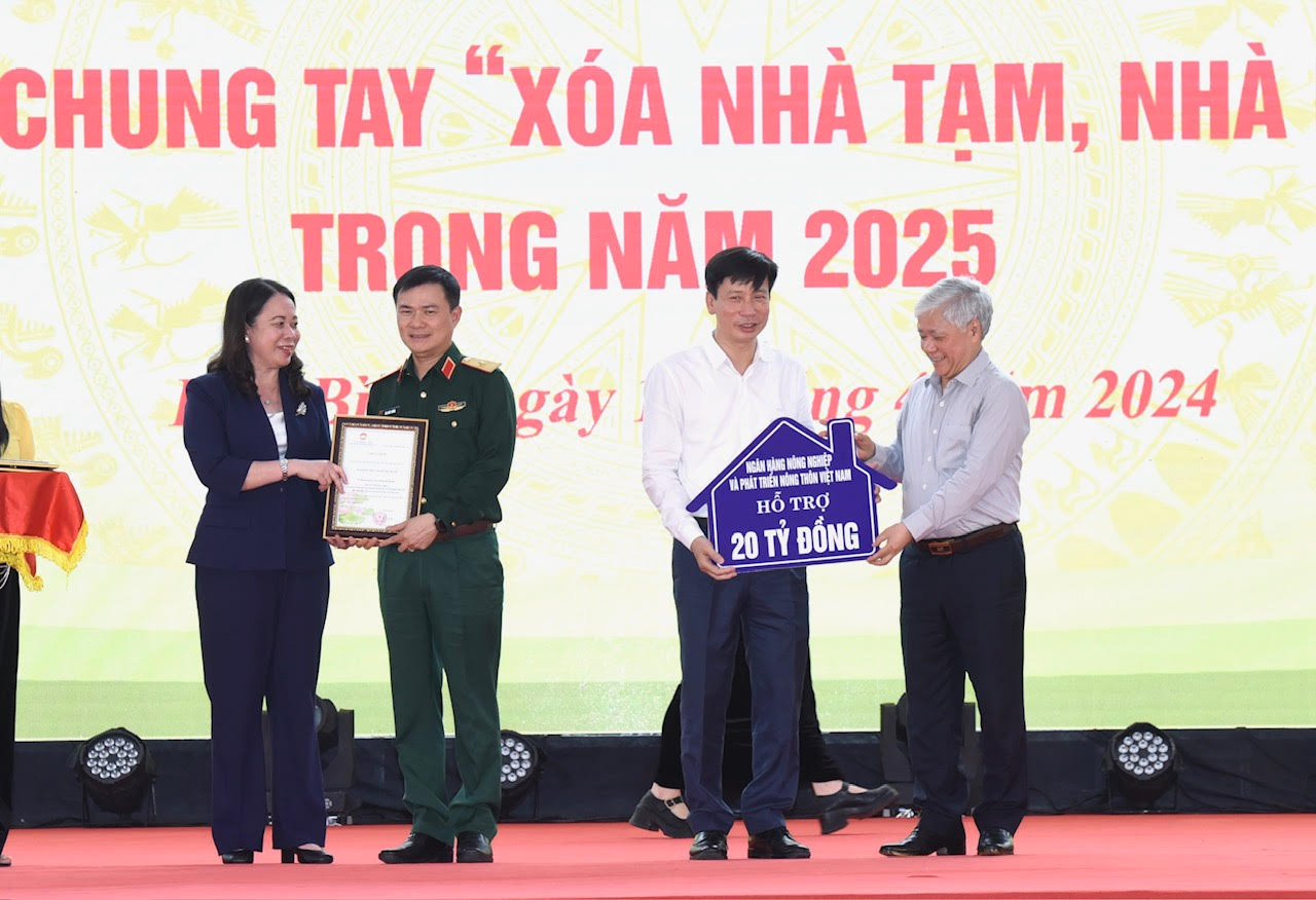 Chủ tịch Ủy ban Trung ương Mặt trận Tổ quốc Việt Nam Đỗ Văn Chiến tiếp nhận ủng hộ của các doanh nghiệp, tổ chức cho Phong trào thi đua “Xóa nhà tạm, nhà dột nát” trong cả nước; Quyền Chủ tịch nước Võ Thị Ánh Xuân trao thư cảm ơn tại Lễ phát động