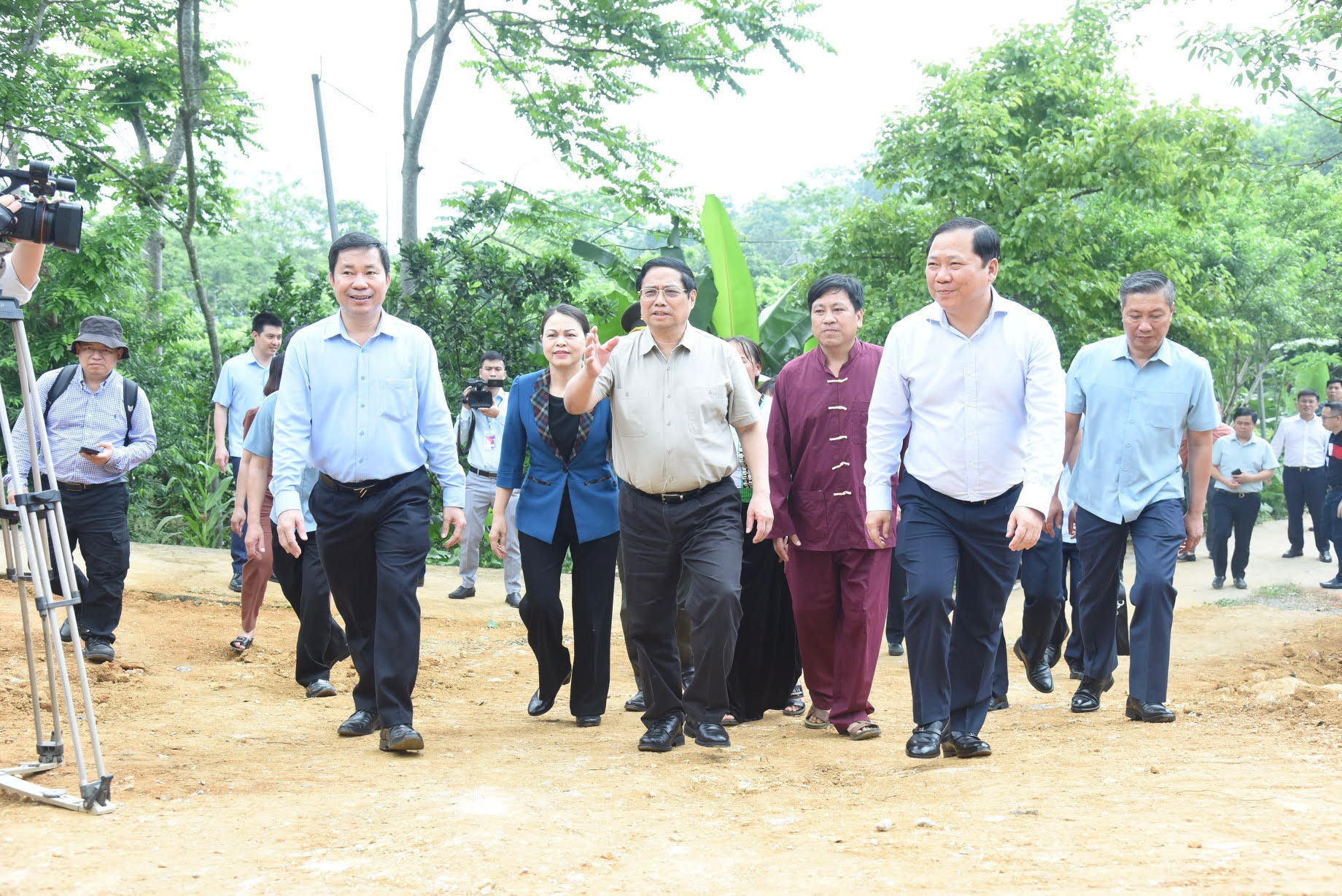 Ngay sau đó, Thủ tướng và các đại biểu đã đi thăm, động viên, tặng quà, dự khởi công xây nhà mới cho một số hộ gia đình có hoàn cảnh khó khăn trên địa bàn huyện Đà Bắc, đồng thời kiểm tra việc triển khai phong trào xóa nhà tạm, nhà dột nát trong thực tế.