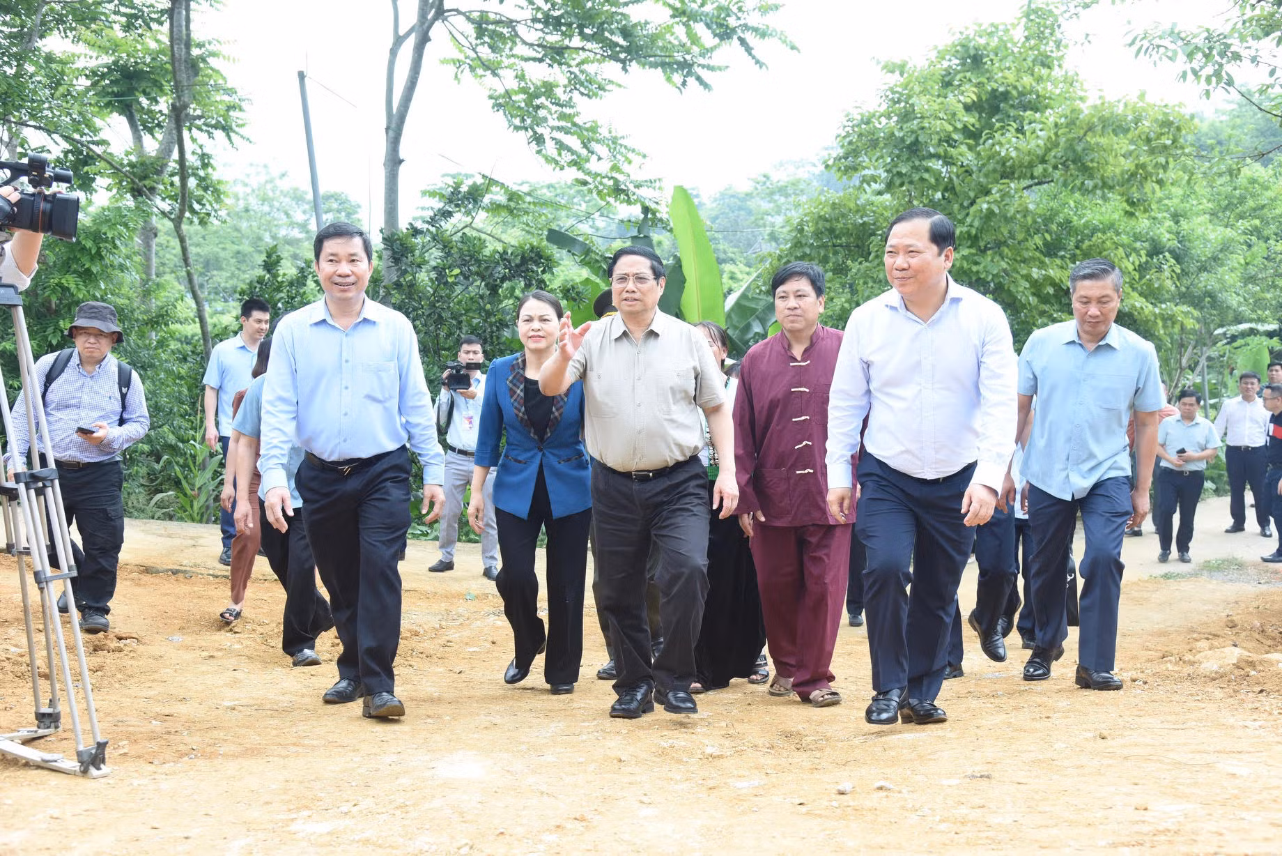 Ngay sau đó, Thủ tướng và các đại biểu đã đi thăm, động viên, tặng quà, dự khởi công xây nhà mới cho một số hộ gia đình có hoàn cảnh khó khăn trên địa bàn huyện Đà Bắc, đồng thời kiểm tra việc triển khai phong trào xóa nhà tạm, nhà dột nát trong thực tế.