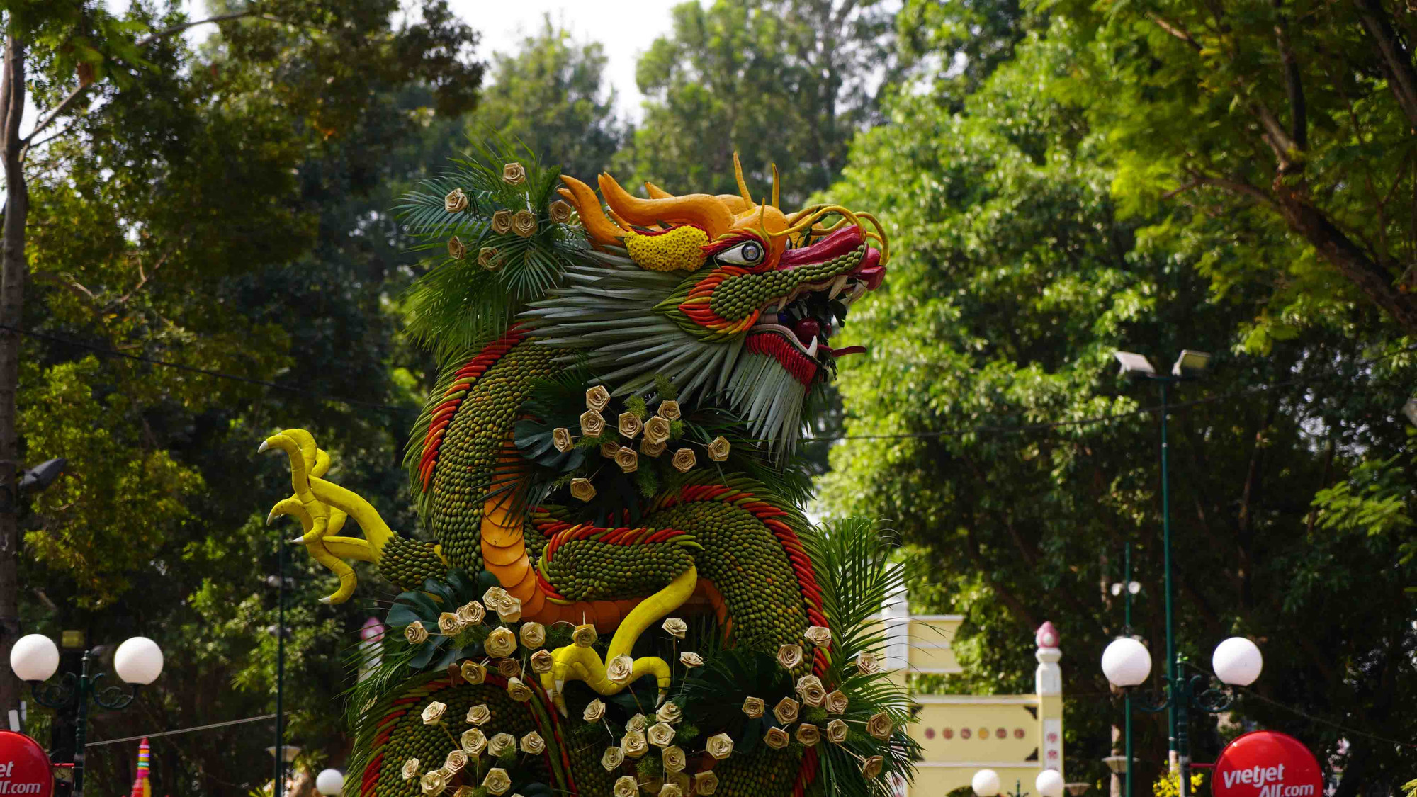 Hội hoa xuân Tao Đàn năm nay có nhiều linh vật rồng, biểu tượng cho năm Giáp Thìn. Lối vào cổng Trương Định là biểu tượng "Cá chép hóa rồng" cao 3m thể hiện năm mới phát triển, phồn vinh, thịnh vượng.