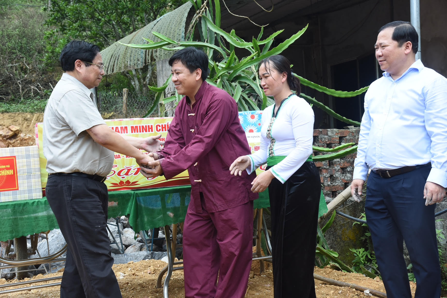 Thủ tướng Phạm Minh Chính tặng quà cho hộ gia đình ông Xa Văn Vọng, dân tộc Tày tại xã Cao Sơn, huyện Đà Bắc.
