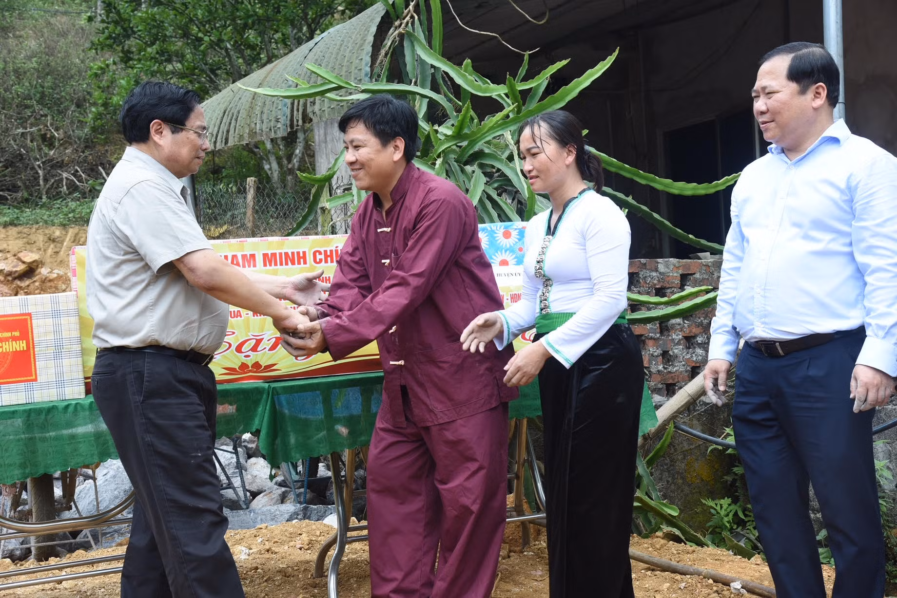 Thủ tướng Phạm Minh Chính tặng quà cho hộ gia đình ông Xa Văn Vọng, dân tộc Tày tại xã Cao Sơn, huyện Đà Bắc.