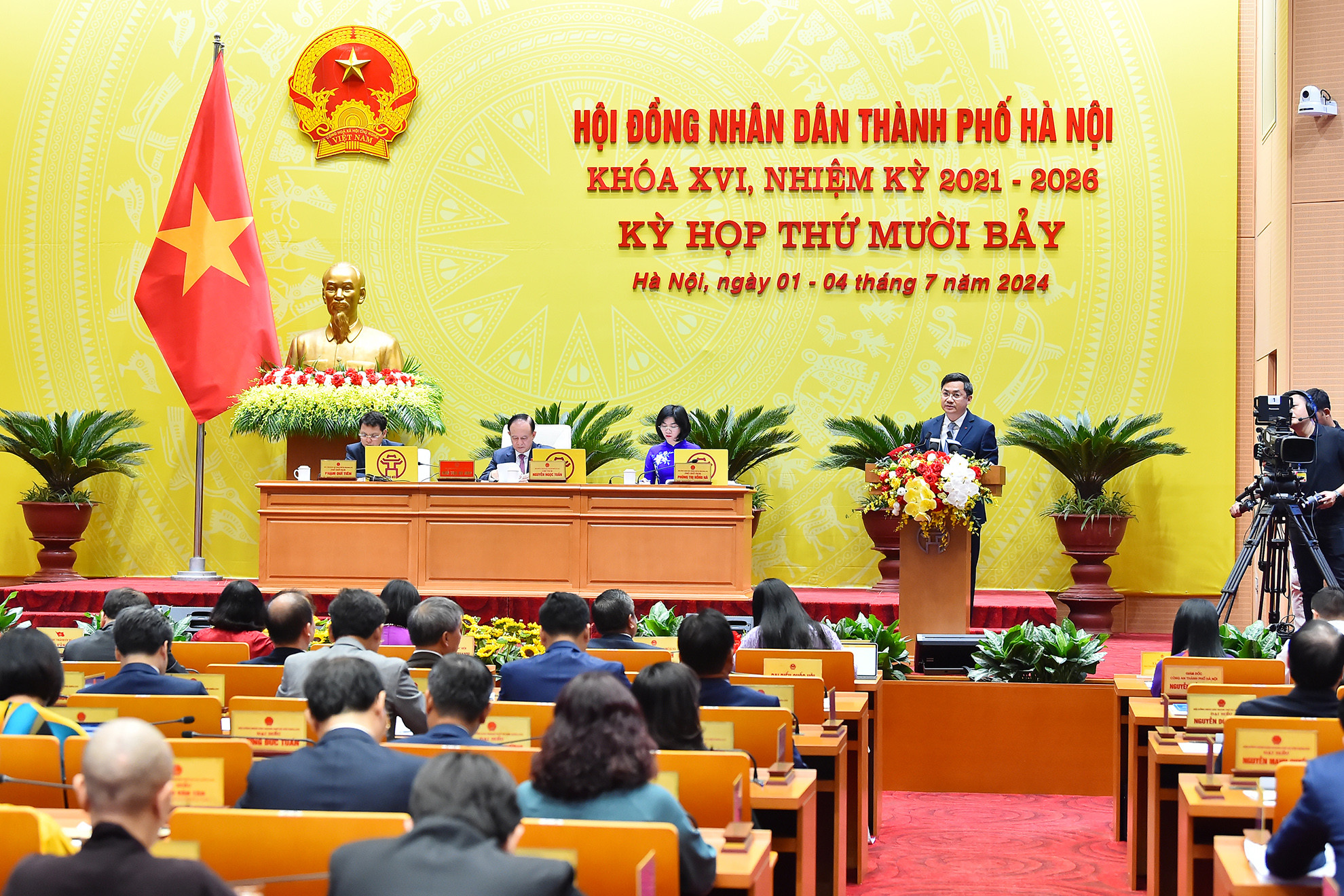 Phó Chủ tịch UBND thành phố Hà Nội Hà Minh Hải trình bày tóm tắt Báo cáo Kết quả thực hiện Kế hoạch phát triển kinh tế-xã hội, thu chi ngân sách 6 tháng đầu năm 2024, nhiệm vụ trọng tâm 6 tháng cuối năm 2024 và Báo cáo Công tác chỉ đạo điều hành của UBND Thành phố 6 tháng đầu năm; phương hướng, nhiệm vụ 6 tháng cuối năm 2024. Phó Chủ tịch UBND thành phố Hà Nội Hà Minh Hải trình bày tóm tắt Báo cáo Kết quả thực hiện Kế hoạch phát triển kinh tế-xã hội, thu chi ngân sách 6 tháng đầu năm 2024, nhiệm vụ trọng tâm 6 tháng cuối năm 2024 và Báo cáo Công tác chỉ đạo điều hành của UBND Thành phố 6 tháng đầu năm; phương hướng, nhiệm vụ 6 tháng cuối năm 2024.