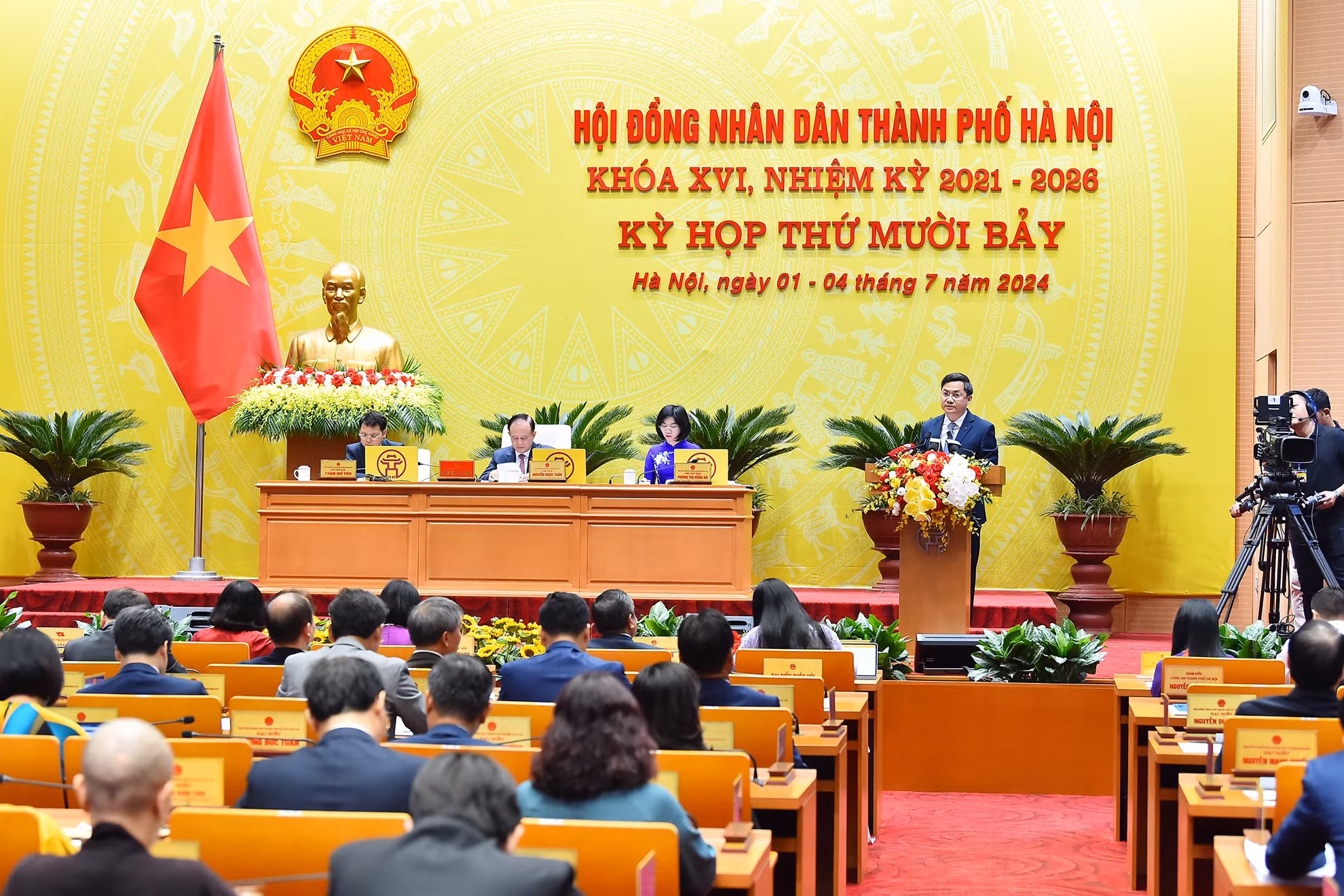 Phó Chủ tịch UBND thành phố Hà Nội Hà Minh Hải trình bày tóm tắt Báo cáo Kết quả thực hiện Kế hoạch phát triển kinh tế-xã hội, thu chi ngân sách 6 tháng đầu năm 2024, nhiệm vụ trọng tâm 6 tháng cuối năm 2024 và Báo cáo Công tác chỉ đạo điều hành của UBND Thành phố 6 tháng đầu năm; phương hướng, nhiệm vụ 6 tháng cuối năm 2024.