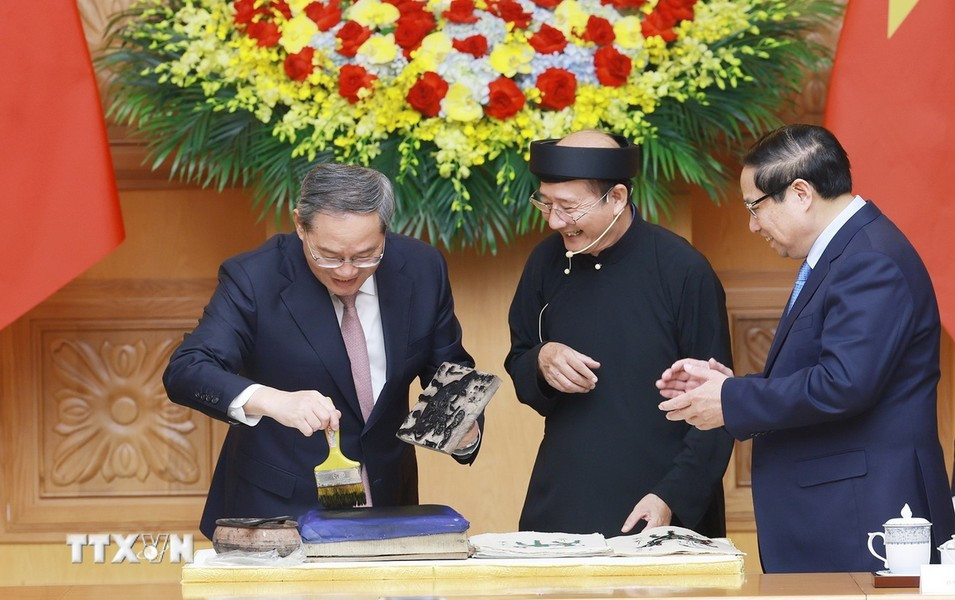 Thủ tướng Phạm Minh Chính và Thủ tướng Trung Quốc Lý Cường cùng làm tranh dân gian Đông Hồ.