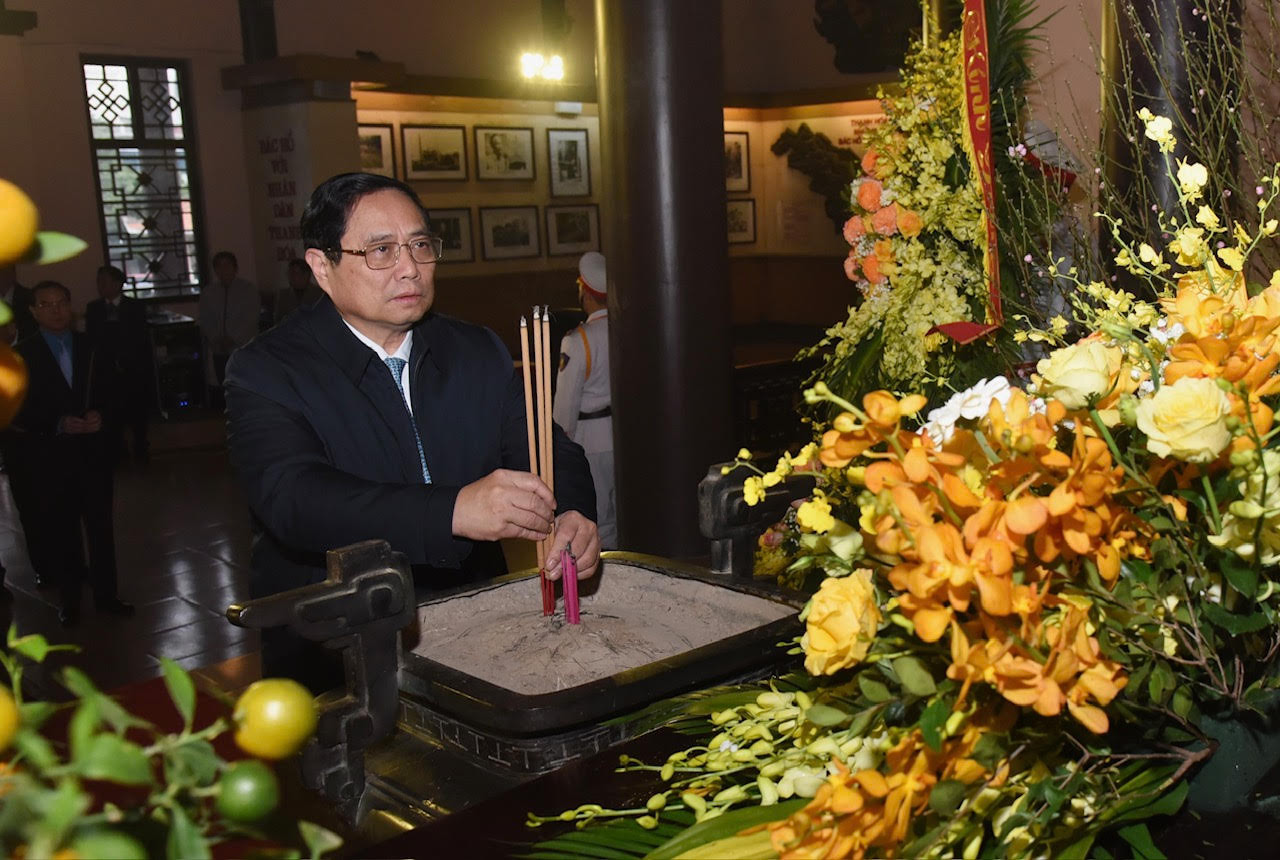 Thủ tướng Phạm Minh Chính dâng hương tưởng niệm Chủ tịch Hồ Chí Minh.