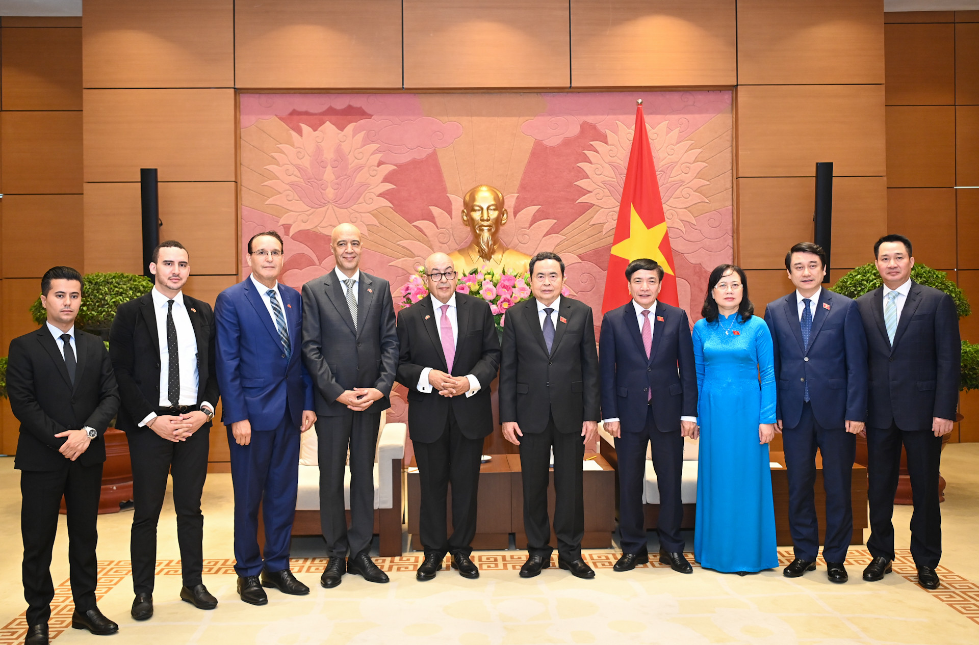 Chủ tịch Quốc hội Trần Thanh Mẫn và Tổng Thư ký Hạ viện Maroc Najib El Khadi chụp ảnh lưu niệm với đại biểu hai nước tại cuộc tiếp. Chủ tịch Quốc hội Trần Thanh Mẫn và Tổng Thư ký Hạ viện Maroc Najib El Khadi chụp ảnh lưu niệm với đại biểu hai nước tại cuộc tiếp.