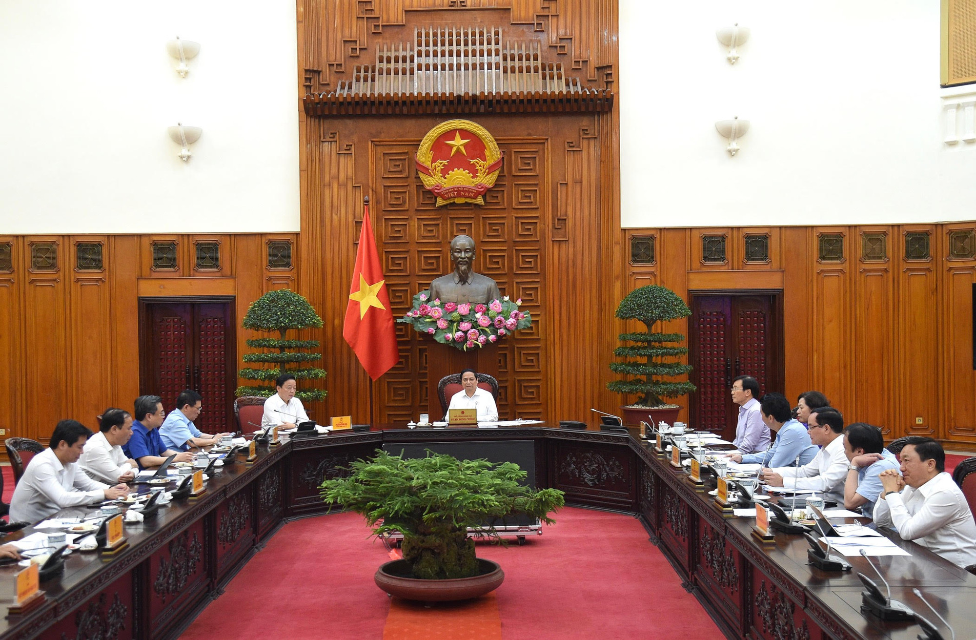 Thủ tướng Phạm Minh Chính chủ trì cuộc họp với các bộ, ngành để tháo gỡ khó khăn, thúc đẩy phát triển nhà ở xã hội.